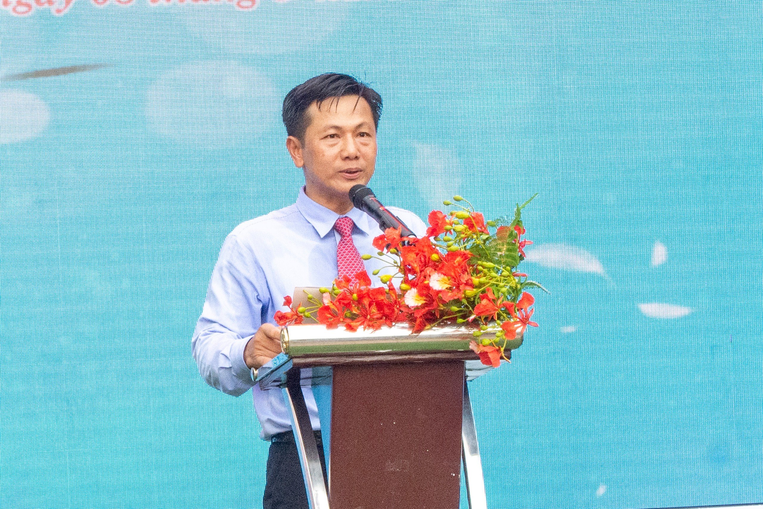 Thầy Hoàng Đức Mạnh, Hiệu trưởng Trường THPT Bưng Riềng phát biểu tại buổi lễ.