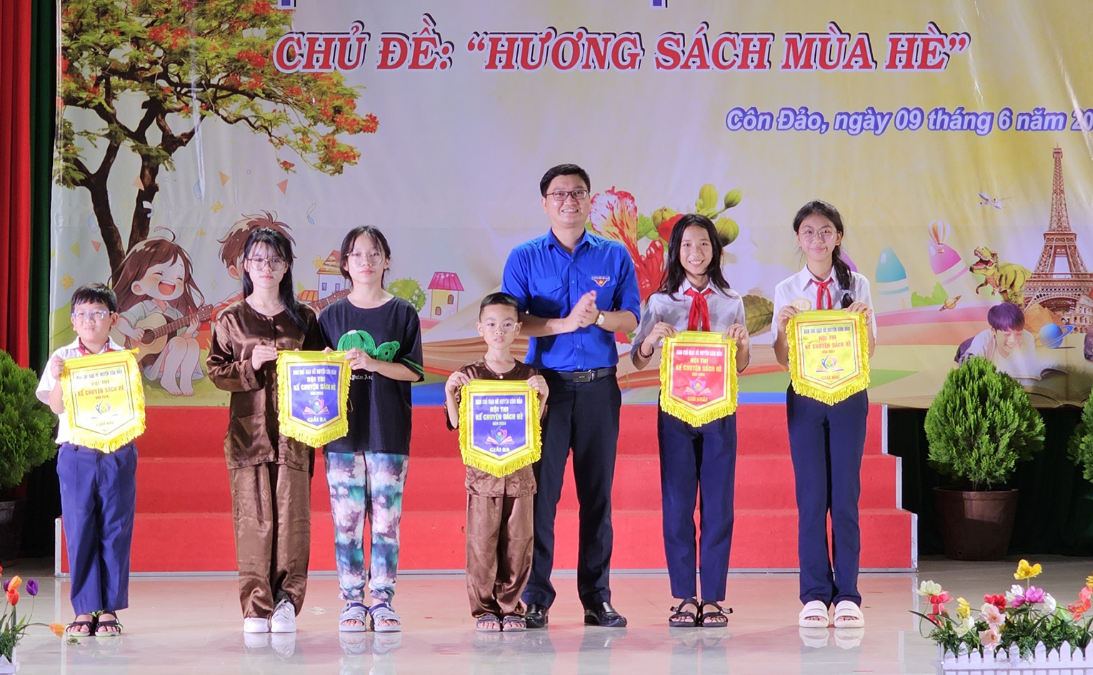 Ban tổ chức trao giải Nhất, Nhì, Ba cá nhân. 