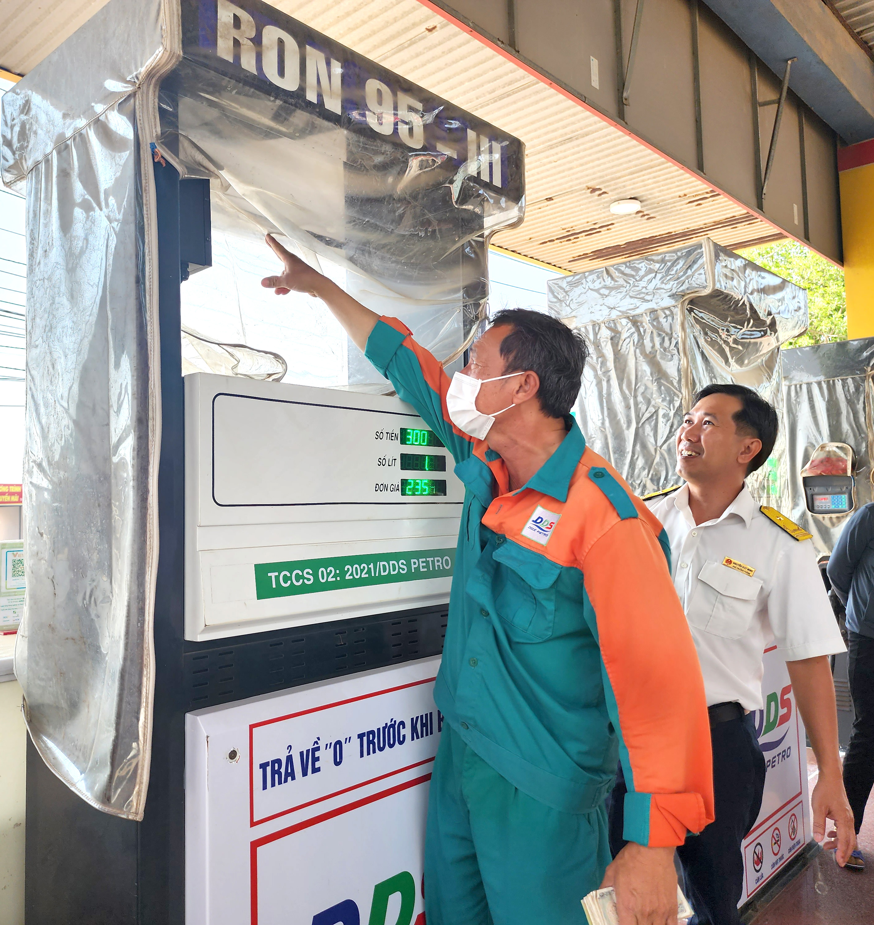 Đẩy mạnh chuyển đổi số trong công tác quản lý thuế và thực hiện đồng bộ các giải pháp về hóa đơn điện tử, nhất là trong quản lý hoạt động thương mại điện tử là nhiệm vụ trọng tâm thời gian tới. Trong ảnh: Trạm xăng thuộc Công ty TNHH Xây dựng Thương mại & Dịch vụ Minh Tuấn (huyện Xuyên Mộc), một trong những DN thực hiện sớm hóa đơn điện tử theo từng lần bán hàng.