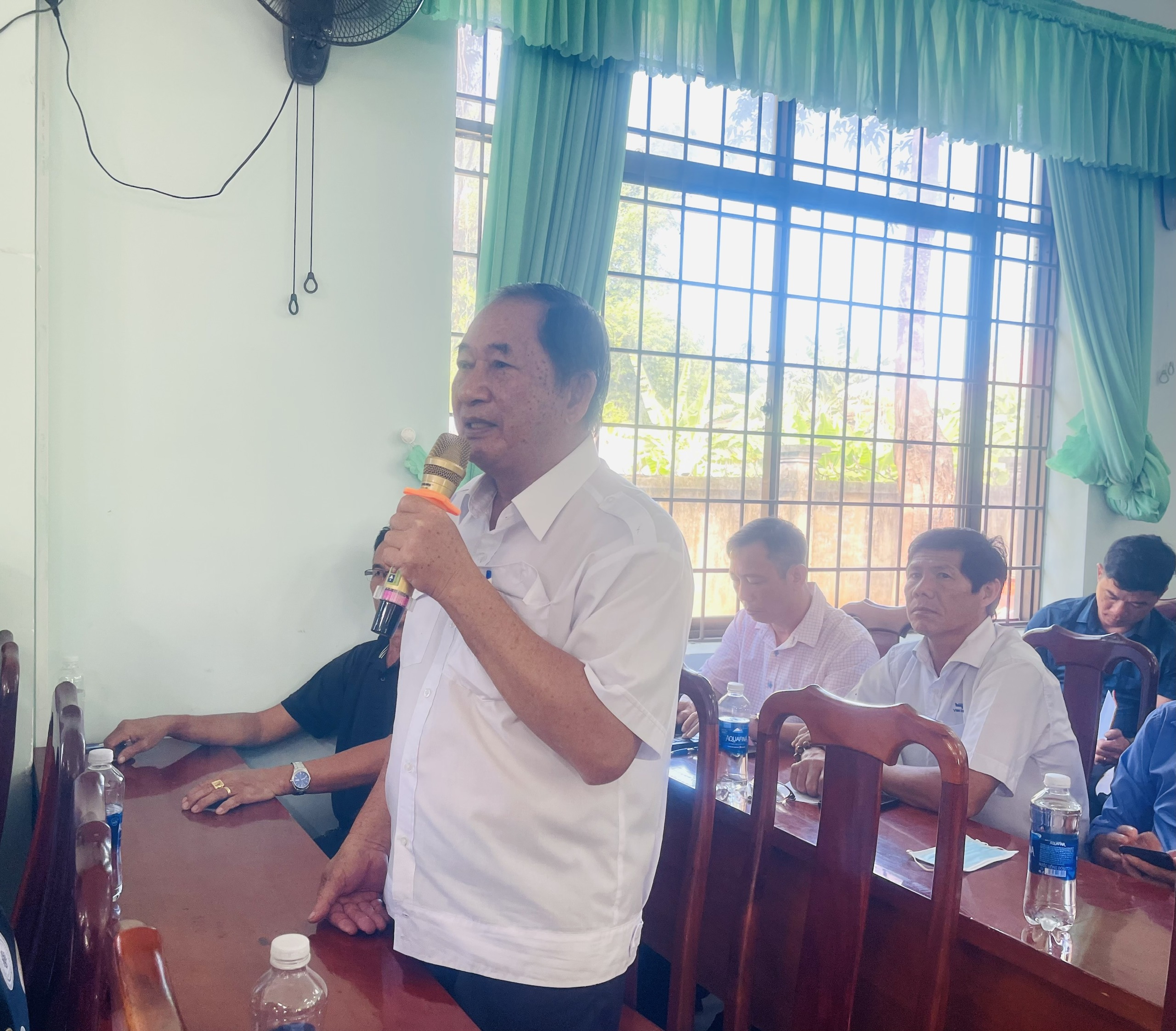 Cử tri xã Long Sơn phát biểu ý kiến. Ảnh: KHÁNH CHI
