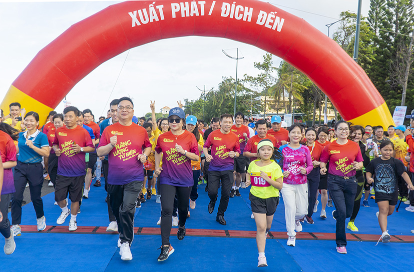 Giải Việt dã truyền thống Báo Bà Rịa-Vũng Tàu đã góp phần lan tỏa phong trào chạy bộ, rèn luyện sức khỏe trong Nhân dân. Trong ảnh: Các VĐV chạy đồng hành tại Giải Việt dã truyền thống Báo Bà Rịa - Vũng Tàu lần thứ 24.