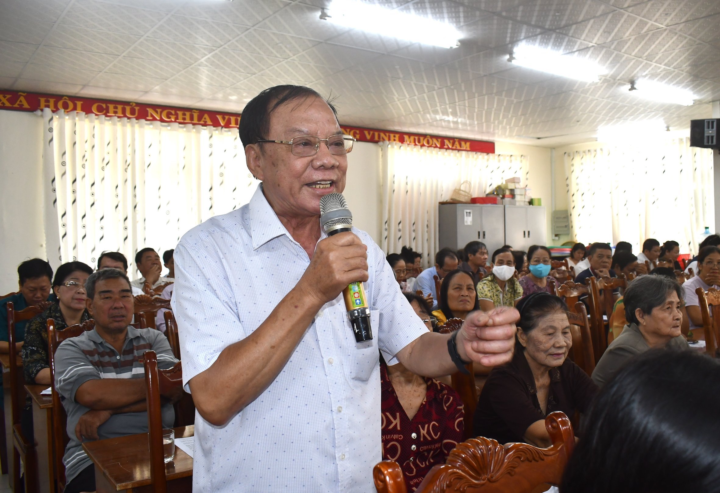 Cử tri Nguyễn Ngọc Nguyện (phường 3, TP.Vũng Tàu) phản ánh tình trạng cơ quan Nhà nước di dời qua Trung tâm Hành chính tỉnh đã lâu nhưng trụ sở cũ tại TP.Vũng Tàu bỏ không nhiều năm, gây lãng phí. Ảnh: HUYỀN TRANG