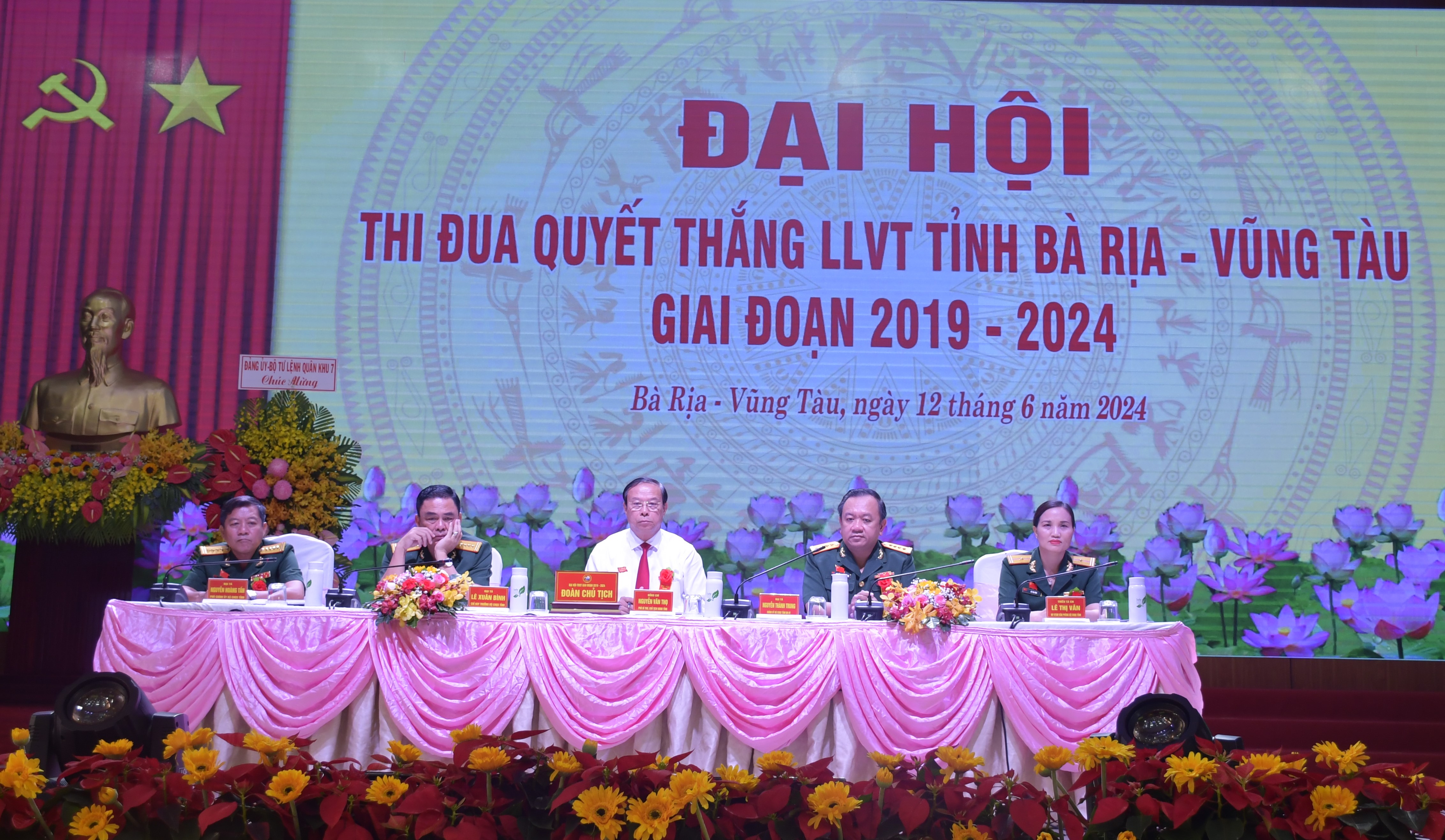 Đoàn chủ tịch làm việc tại Đại hội thi đua quyết thắng LLVT tỉnh.
