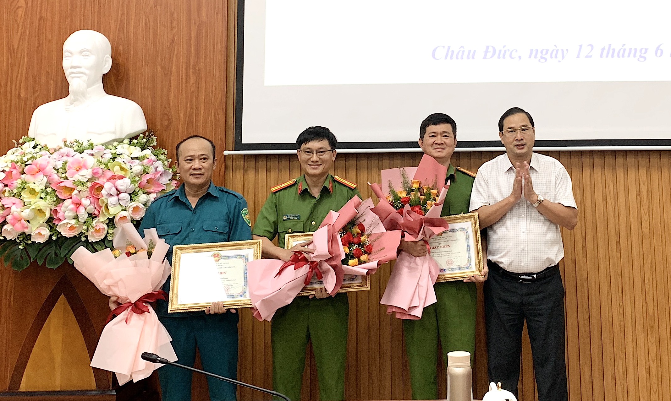 Ông Nguyễn Tấn Bản, Chủ tịch UBND huyện Châu Đức trao khen thưởng cho các lực lượng phá án.