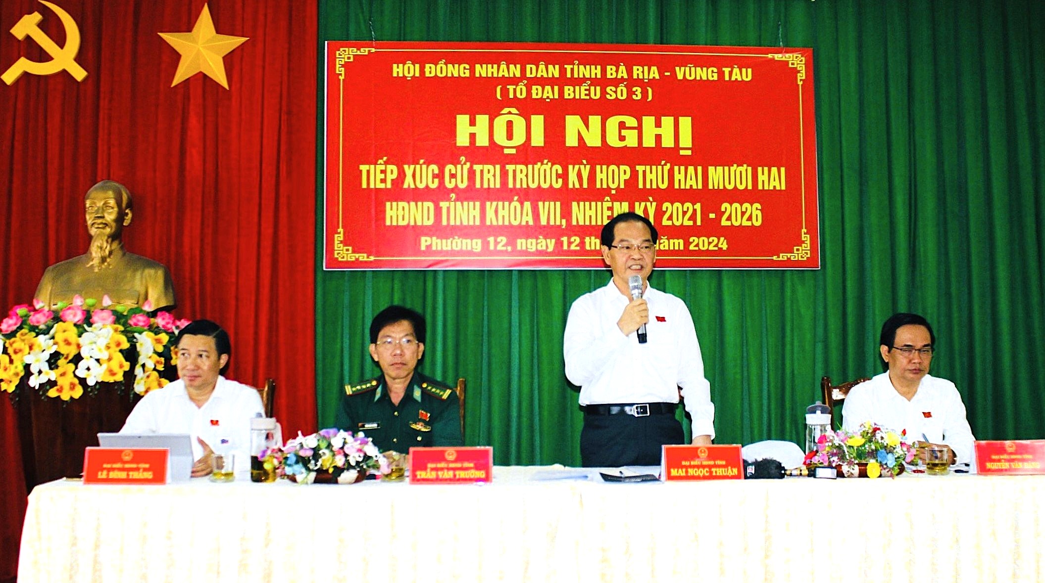 Tổ đại biểu số 3 gồm: ông Mai Ngọc Thuận, Phó Chủ tịch HĐND tỉnh; ông Lê Đình Thắng, Chủ tịch HĐQT Công ty CP Xây dựng DIC Holdings, Chủ tịch Hội Doanh nhân trẻ tỉnh; ông Nguyễn Văn Đặng, Trưởng Ban Kinh tế Ngân sách HĐND tỉnh tiếp TXCT phường 12 (TP.Vũng Tàu).