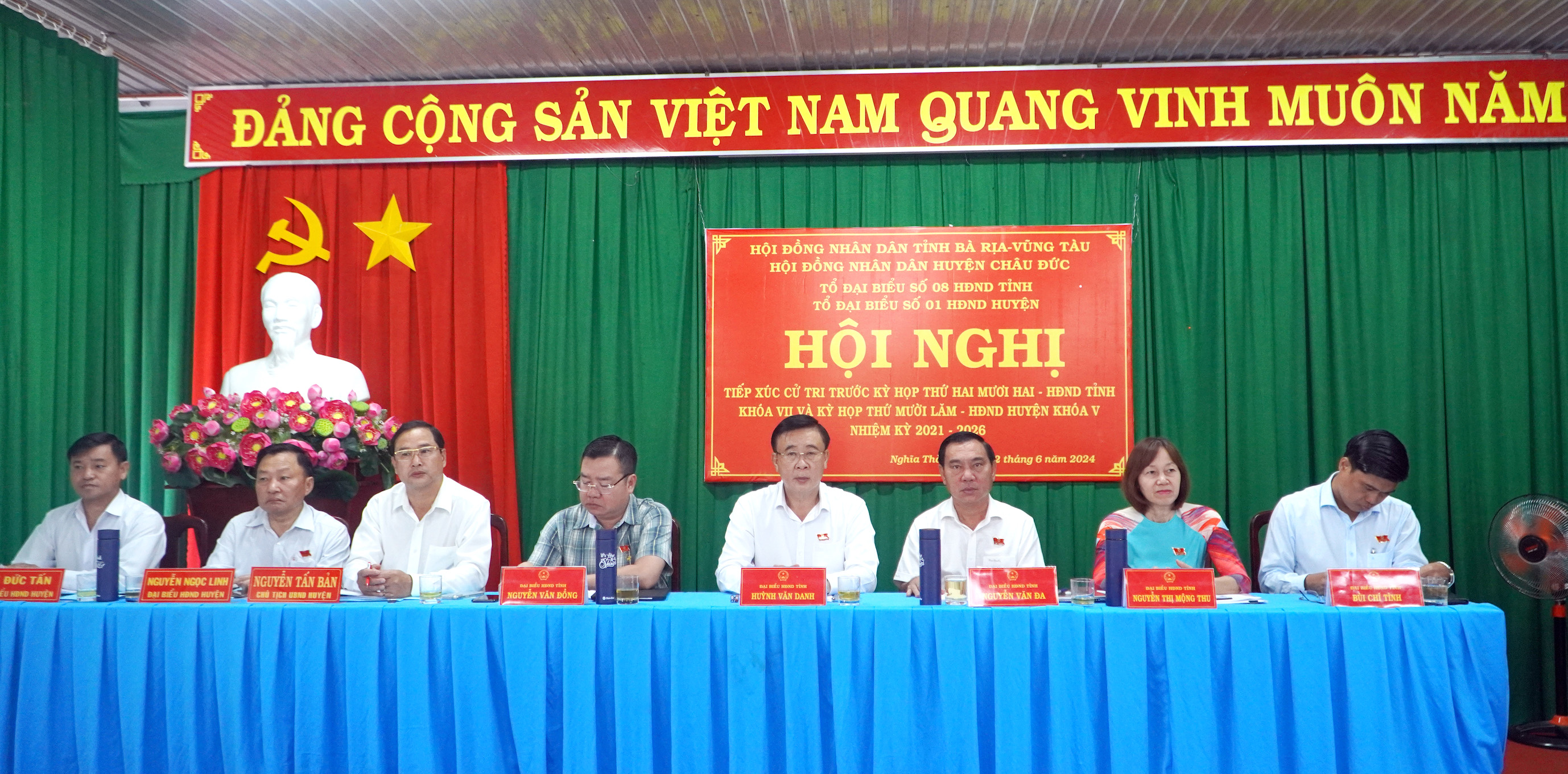 Tổ đại biểu số 8 HĐND tỉnh gồm: ông Huỳnh Văn Danh, Trưởng Ban Dân vận Tỉnh ủy; ông Nguyễn Văn Đồng, Giám đốc Sở Công thương tỉnh; ông Bùi Chí Tình, Phó Giám đốc Sở Y tế; ông Nguyễn Văn Đa, Chánh Thanh tra tỉnh; bà Nguyễn Thị Ngọc Thu, Phó trưởng Phòng Giáo dục - Tiểu học - Mầm non (Sở GD-ĐT) TXCT xã Nghĩa Thành (huyện Châu Đức).