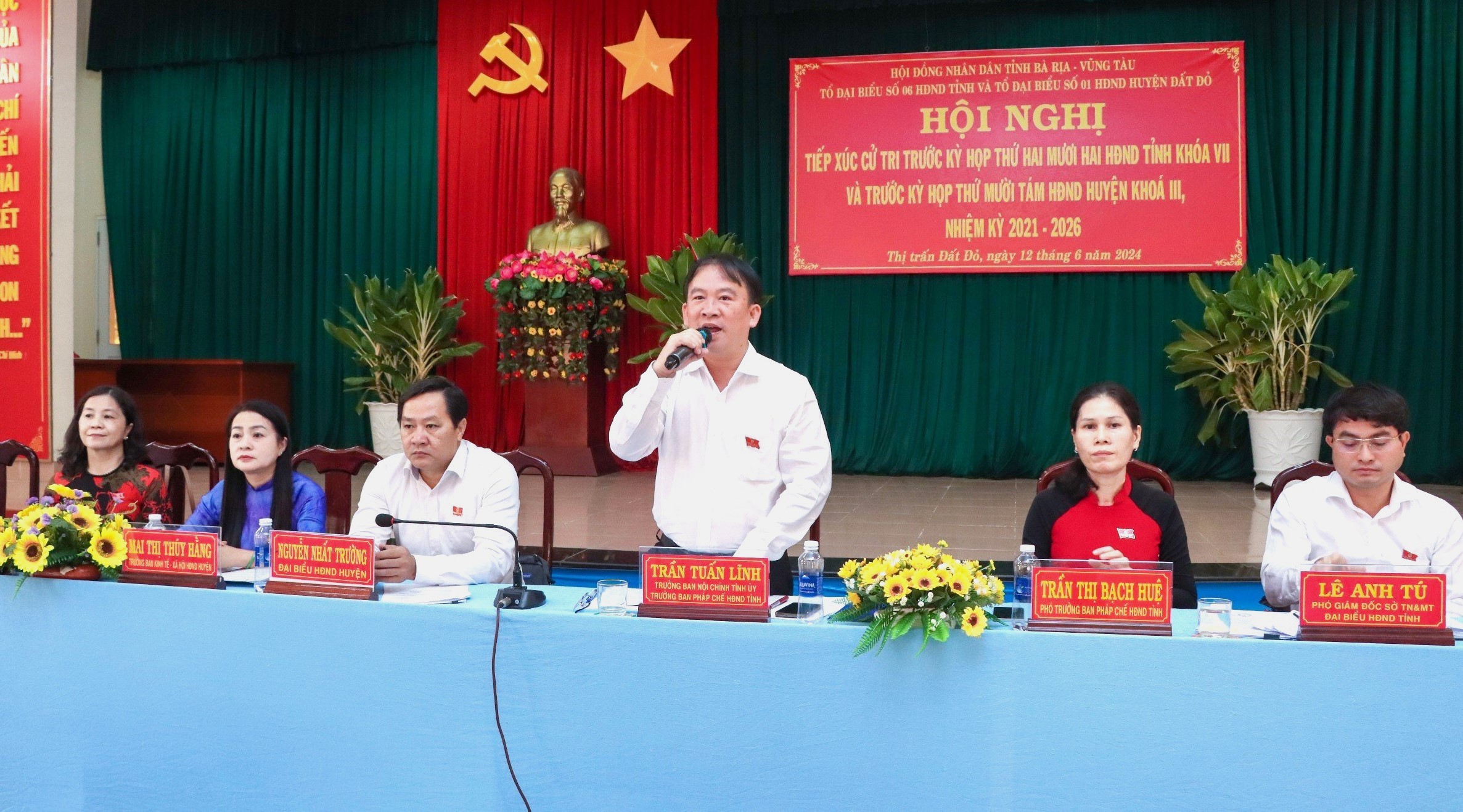 Tổ đại biểu số 6 HĐND tỉnh gồm: ông Trần Tuấn Lĩnh, Ủy viên Ban Thường vụ Tỉnh ủy, Trưởng Ban Nội chính Tỉnh ủy; bà Trần Thị Bạch Huệ, Phó Trưởng Ban Nội chính Tỉnh ủy, Phó Trưởng Ban Pháp chế HĐND tỉnh; ông Lê Anh Tú, Phó Giám đốc Sở TN-MT đã TXCT TT. Đất Đỏ và xã Long Tân, huyện Đất Đỏ.