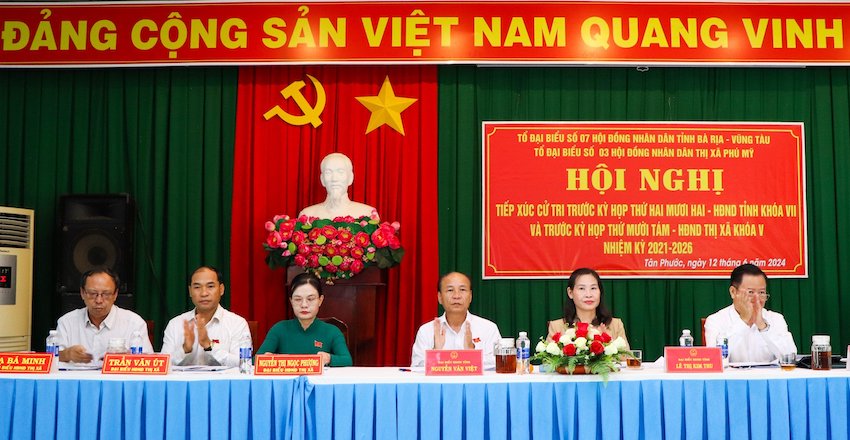 Tổ đại biểu số 7 HĐND tỉnh gồm: ông Nguyễn Văn Việt, Bí thư Thị ủy Phú Mỹ; ông Lê Ngọc Linh, Giám đốc Sở KH-ĐT; bà Lê Thị Kim Thu, Chủ tịch Hội LHPN tỉnh đã TXCT phường Tân Phước (TX. Phú Mỹ).
