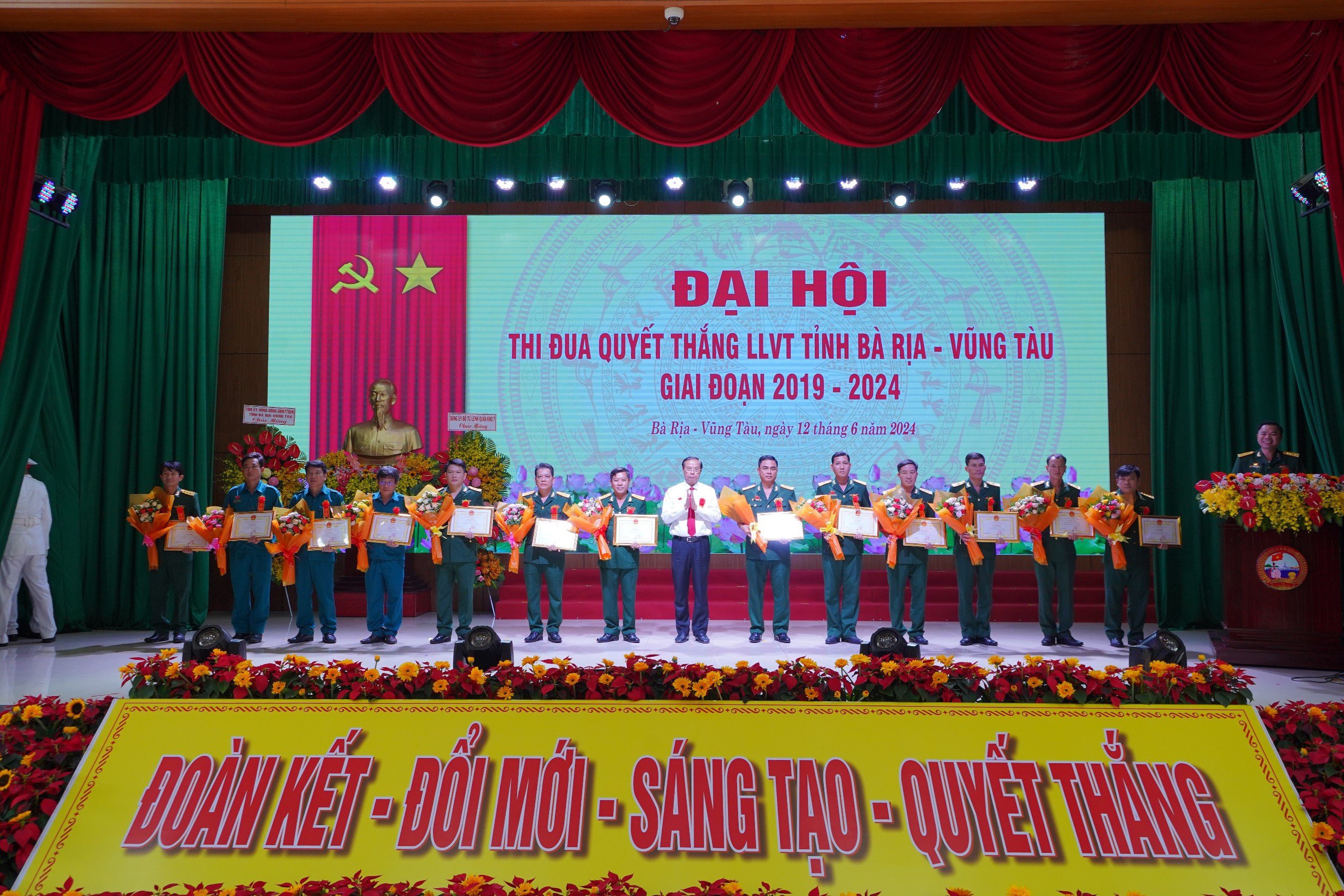 Các tập thể, cá nhân có thành tích xuất sắc trong phong trào TĐQT của LLVT tỉnh  giai đoạn 2019-2024 được tôn vinh tại đại hội.