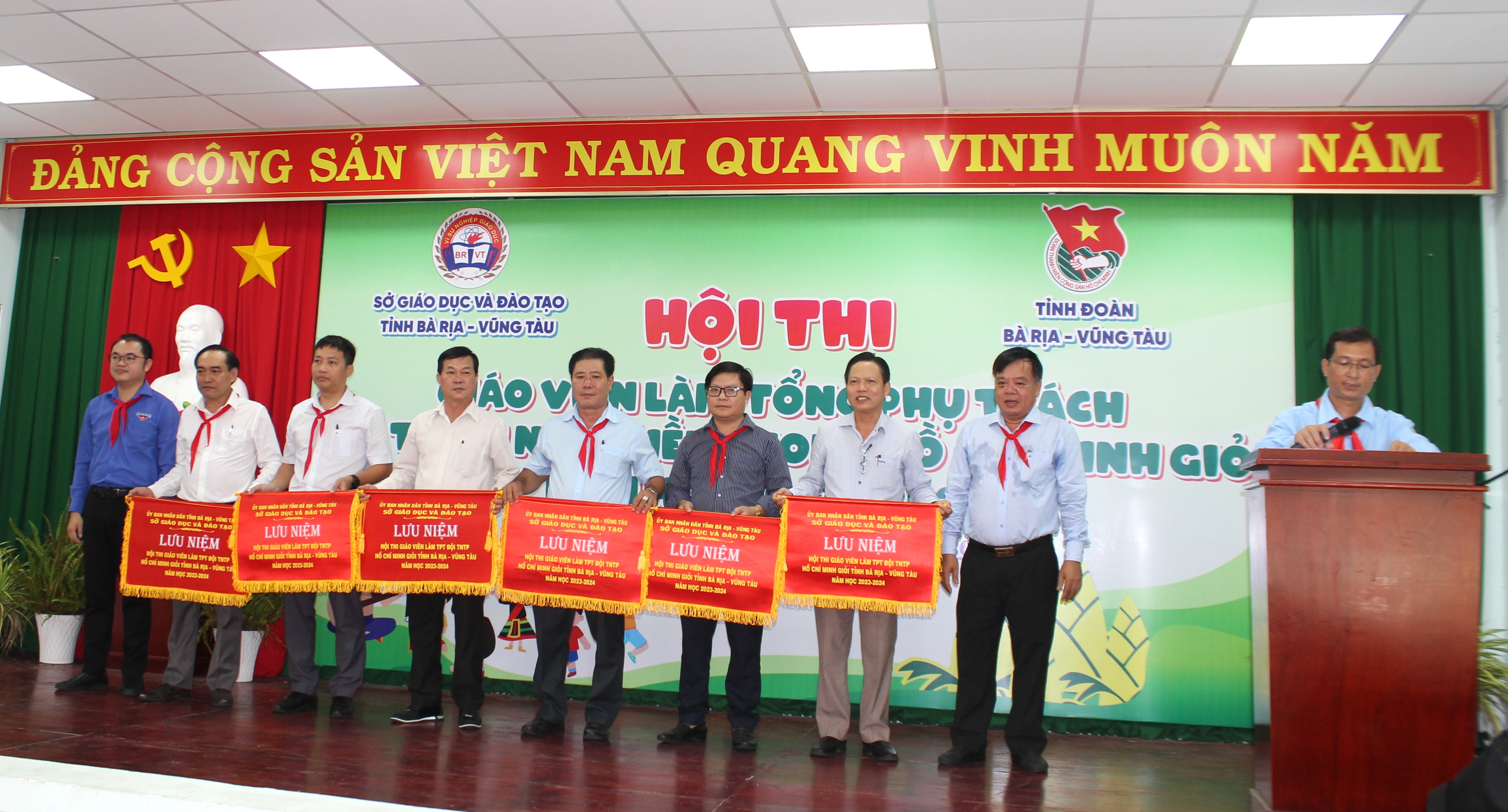 Ban Tổ chức trao Cờ lưu niệm cho các đoàn.