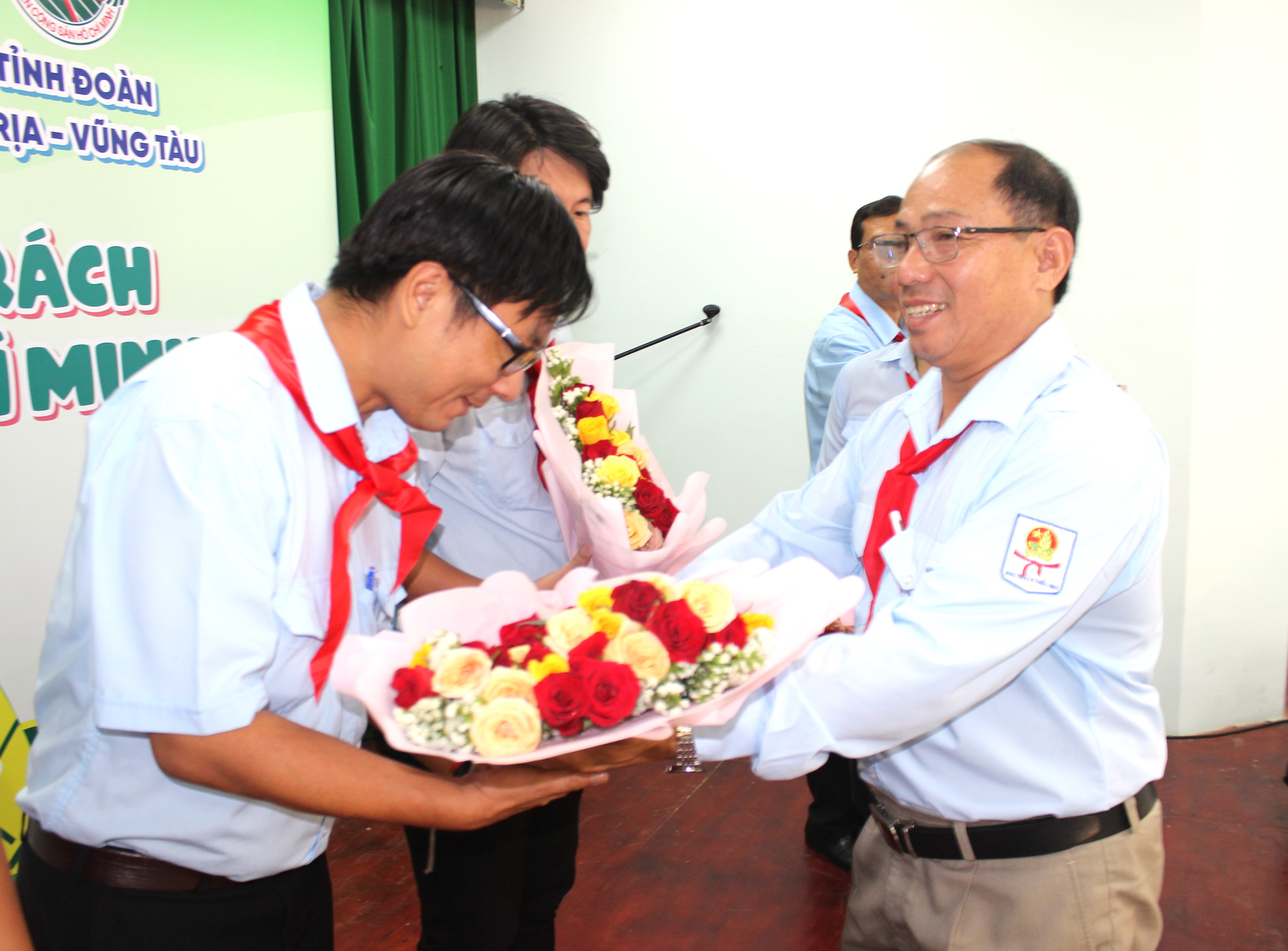 Ông Lê Văn Tuyền, Chánh Văn phòng Sở GD-ĐT tặng hoa cho thành viên Ban Giám khảo hội thi.