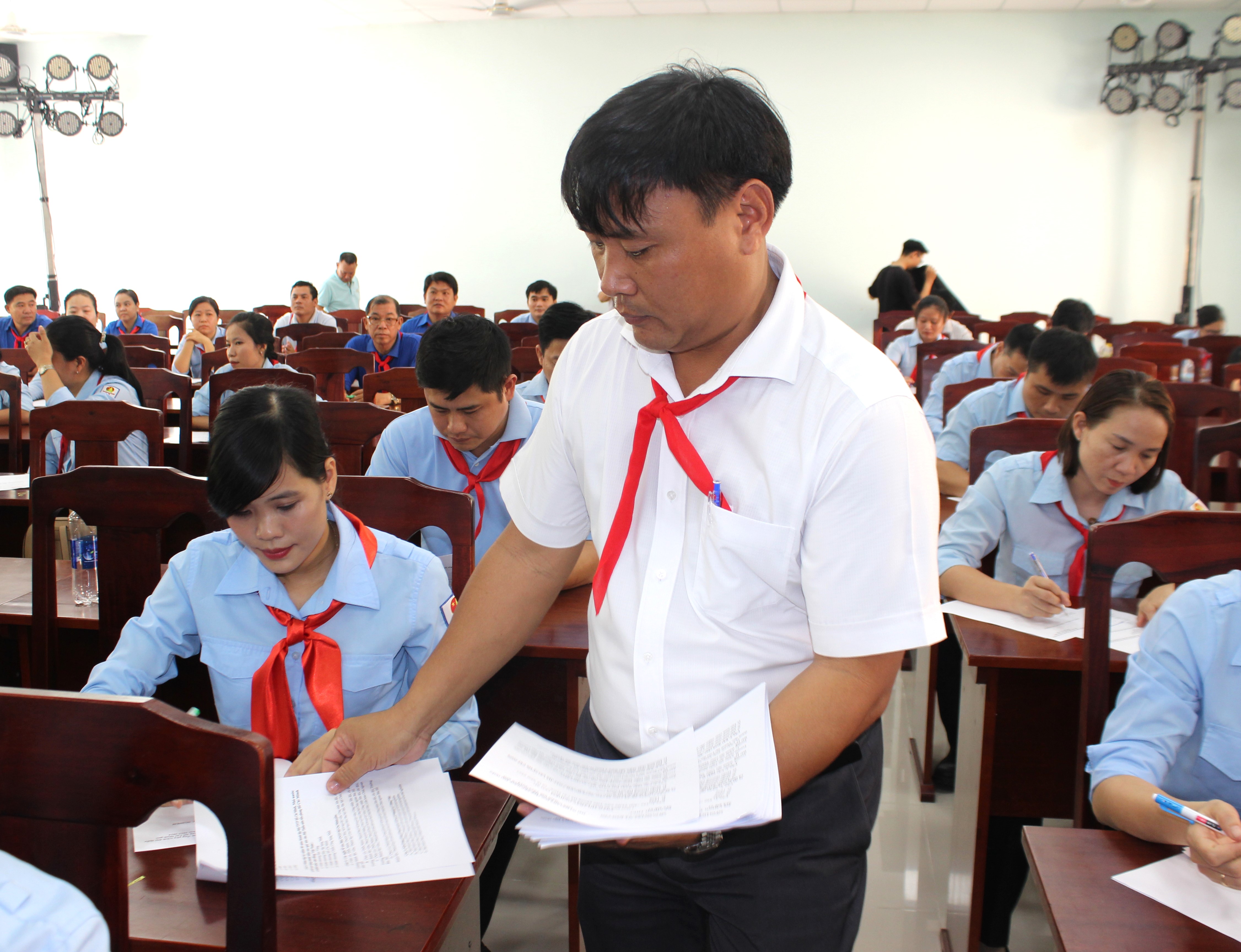 Các thí sinh làm bài thi trắc nghiệm.
