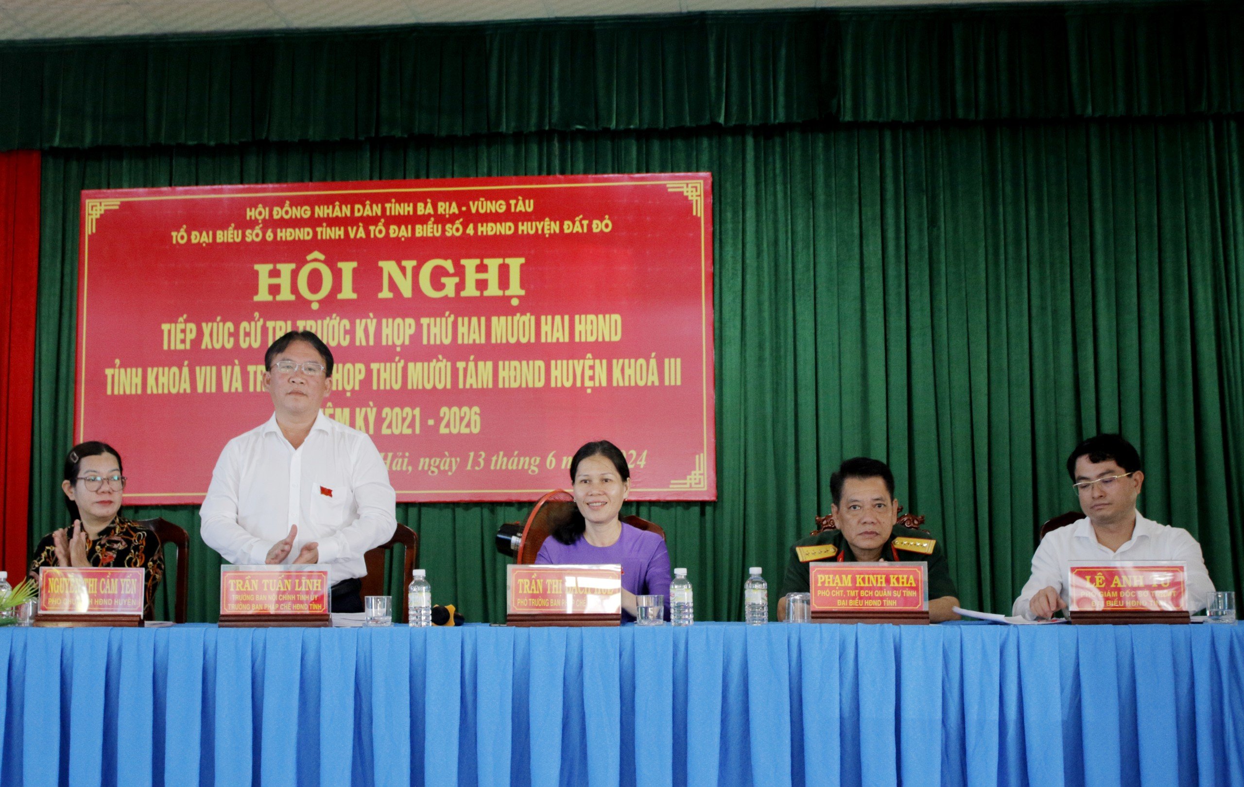 Tổ đại biểu số 6 HĐND tỉnh gồm: ông Trần Tuấn Lĩnh, Ủy viên Ban Thường vụ Tỉnh ủy, Trưởng Ban Nội chính Tỉnh ủy; bà Trần Thị Bạch Huệ, Phó Trưởng ban Nội chính Tỉnh ủy, Phó Trưởng Ban Pháp chế HĐND tỉnh; ông Lê Anh Tú, Phó Giám đốc Sở TN-MT, Đại tá Phạm Kinh Kha, Phó Chỉ huy trưởng, Tham mưu trưởng Bộ CHQS tỉnh đã TXCT thị trấn Phước Hải (huyện Đất Đỏ). Ảnh: ĐÔNG HIẾU