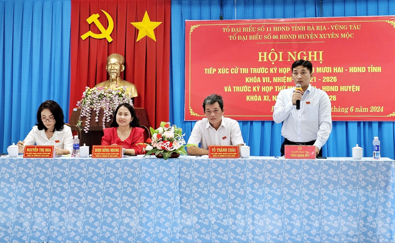 Tổ đại biểu số 11 HĐND tỉnh gồm: ông Trần Mạnh Đức, Phó Ban Kinh tế - Ngân sách HĐND tỉnh và Tổ đại biểu số 6 HĐND huyện Xuyên Mộc đã TXCT tại TT.Phước Bửu (huyện Xuyên Mộc). Ảnh: TRÚC GIANG