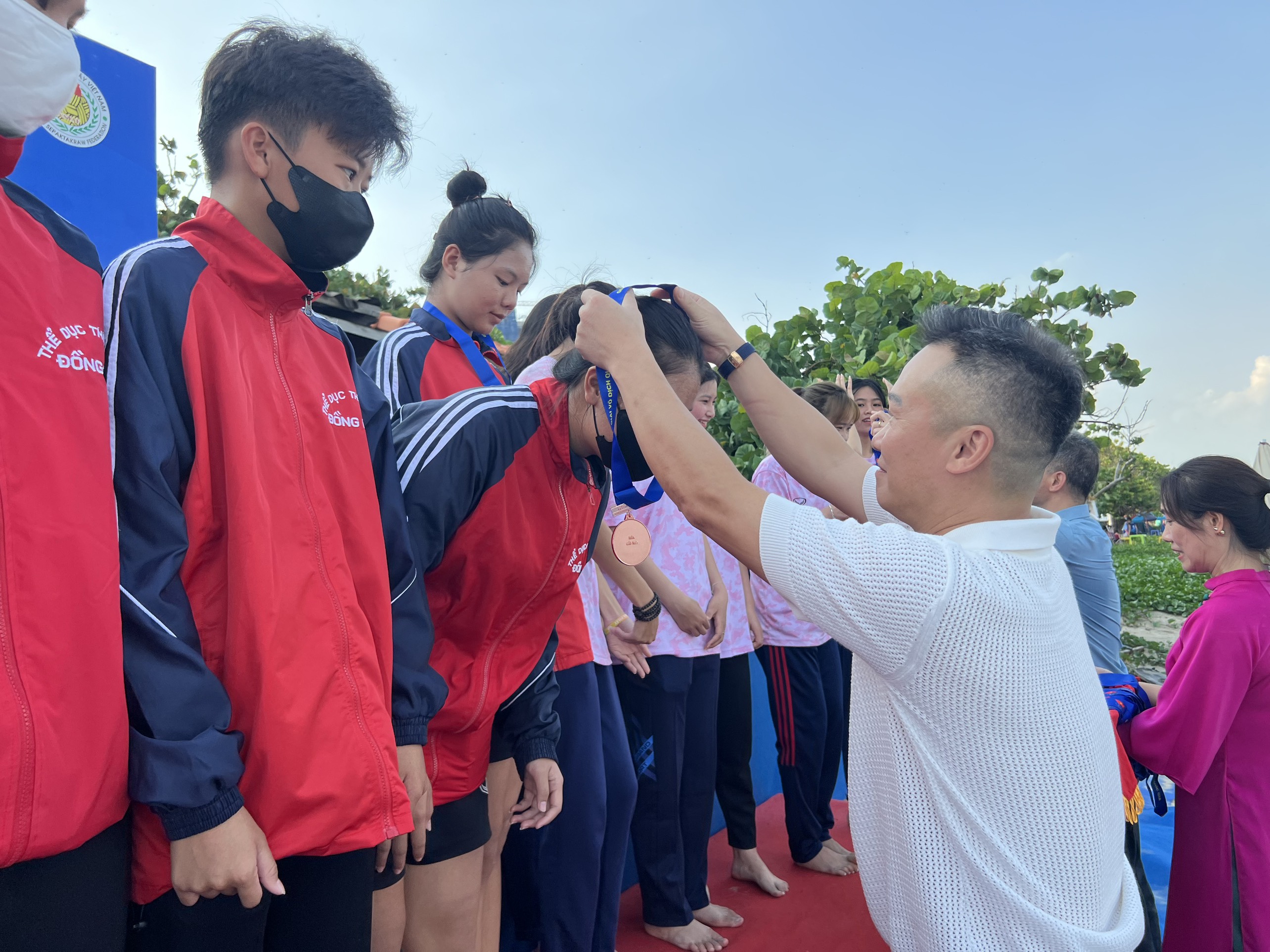 Ông Lê Thanh Hà, Phó phòng thể thao thành tích cao, Cục TDTT trao giải cho các VĐV.