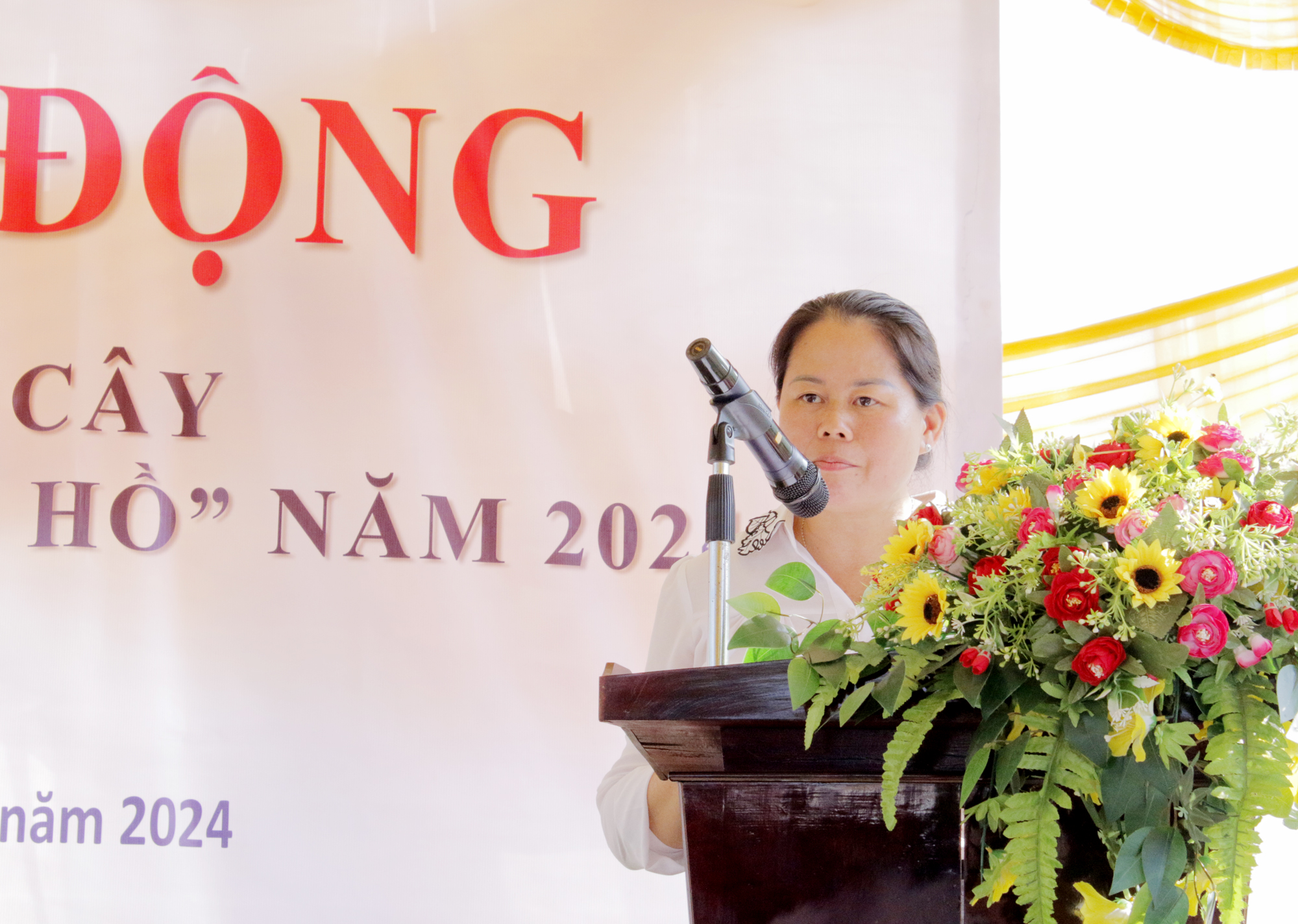 Bà Phạm Thị Na, Phó Giám đốc Sở NN-PTNT phát động trồng cây xanh tại buổi lễ.