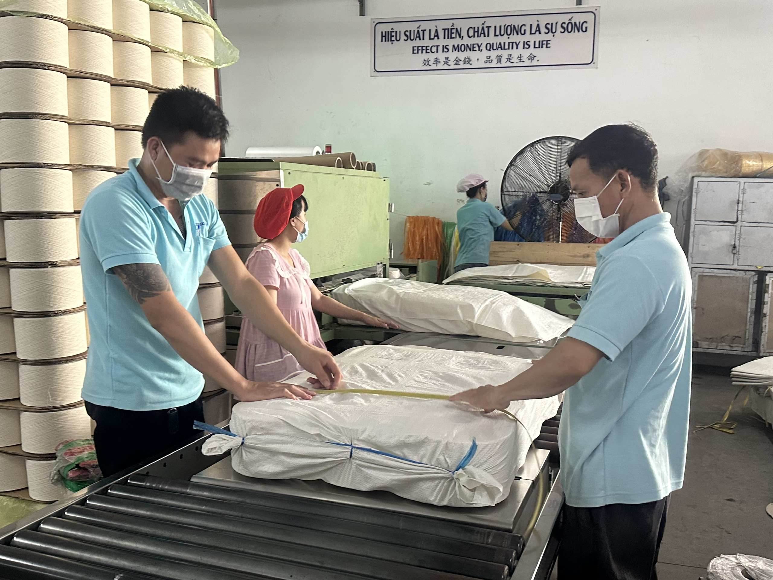 Việc giảm áp lực nước cấp khiến hoạt động sản xuất, kinh doanh của các nhà đầu tư thứ cấp trong KCN Mỹ Xuân A2 gặp khó khăn. Trong ảnh: Công nhân làm việc tại một nhà máy trong KCN Mỹ Xuân A 2