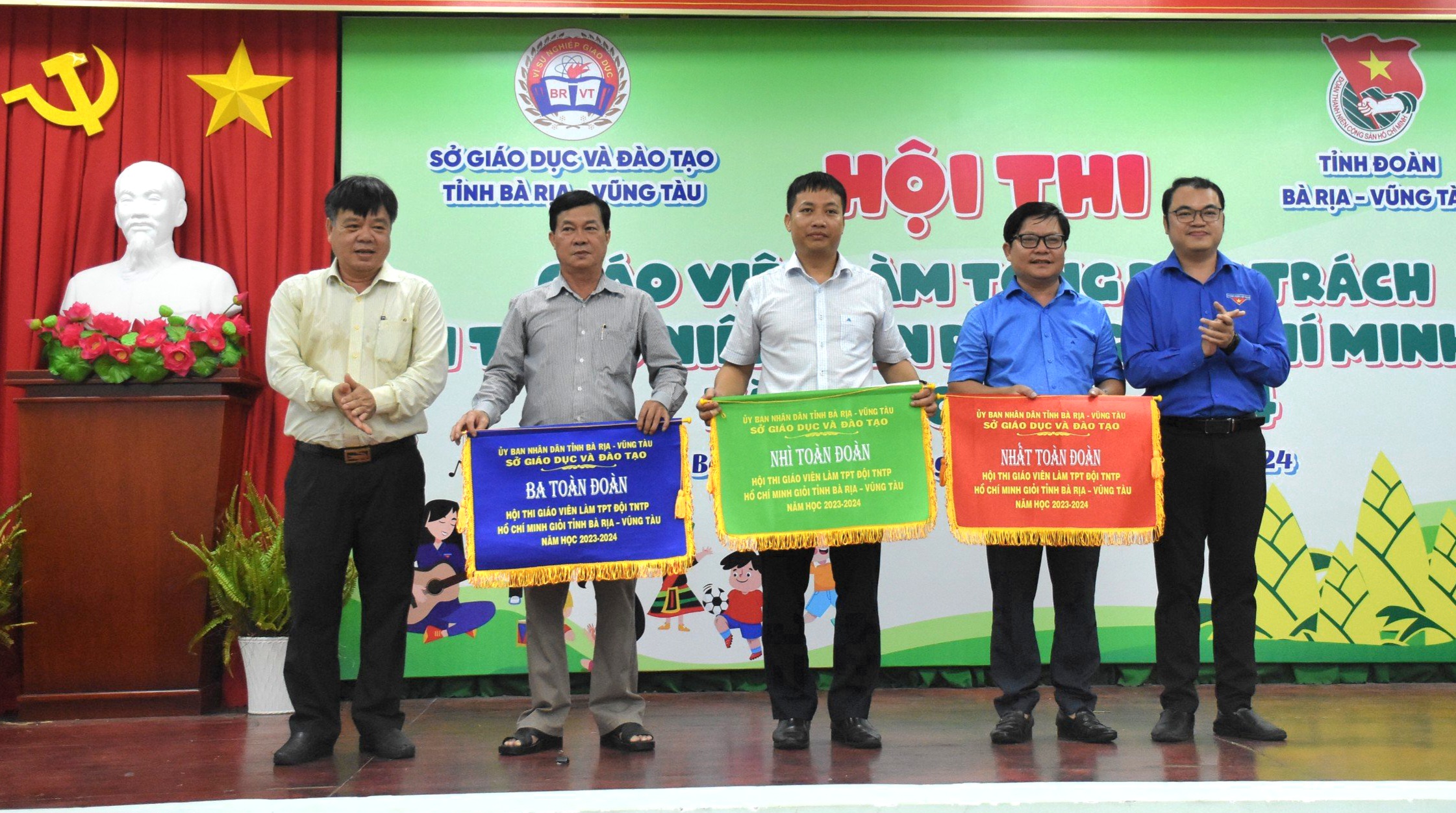 Dùng hình này Ông Nguyễn Văn Ba, Phó Giám đốc Sở GD-ĐT; anh Thôi Đại Việt, Phó Bí thư Tỉnh Đoàn trao giải Nhất, Nhì, Ba, toàn đoàn cho các đơn vị có bình quân điểm số cao nhất tại hội thi.