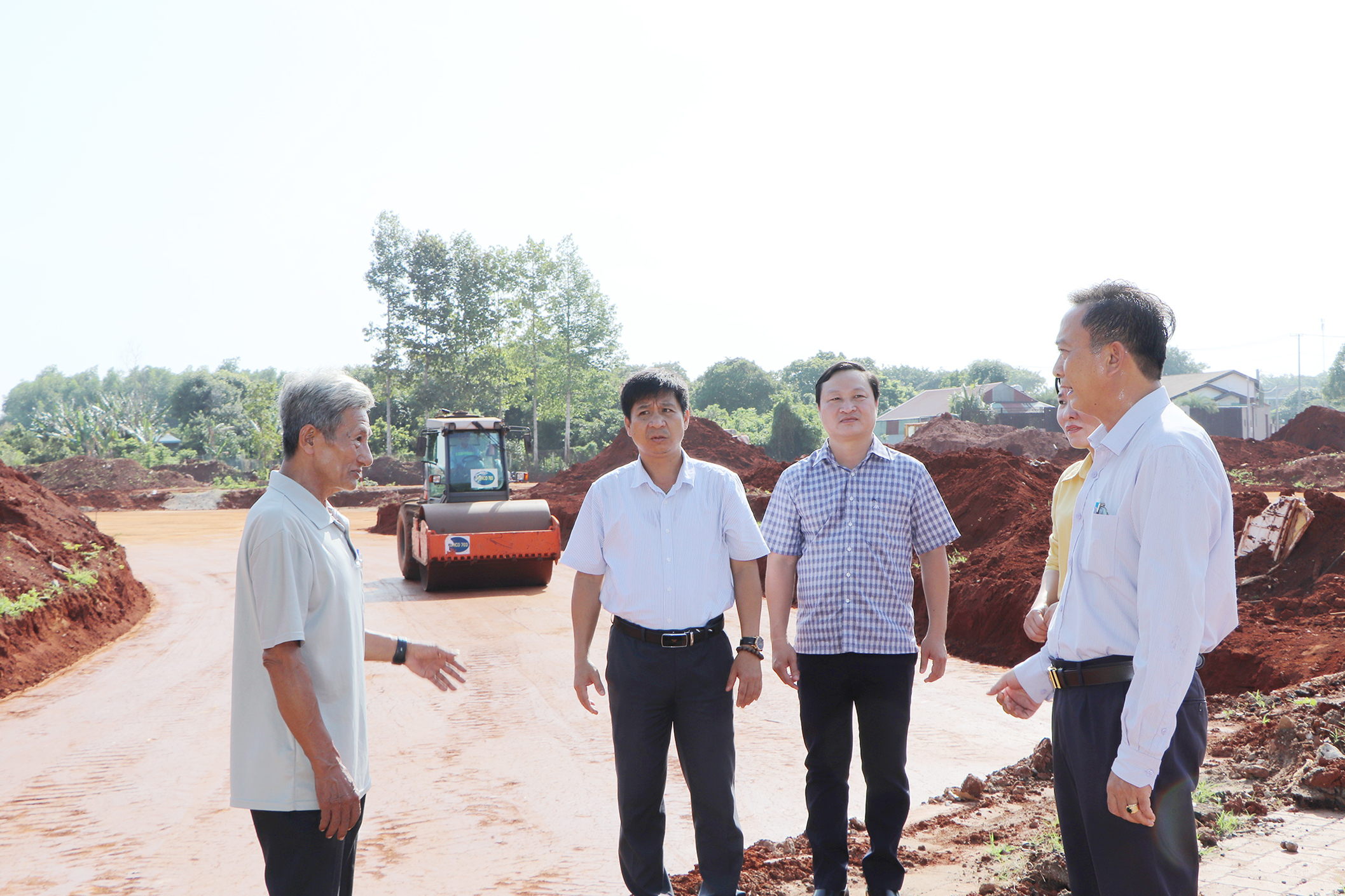 Phó Chủ tịch UBMTTQ Việt Nam tỉnh Lê Hồng Ngọc trò chuyện với các hộ dân bị thu hồi đất phục vụ các dự án trọng điểm trên địa bàn TP.Bà Rịa.