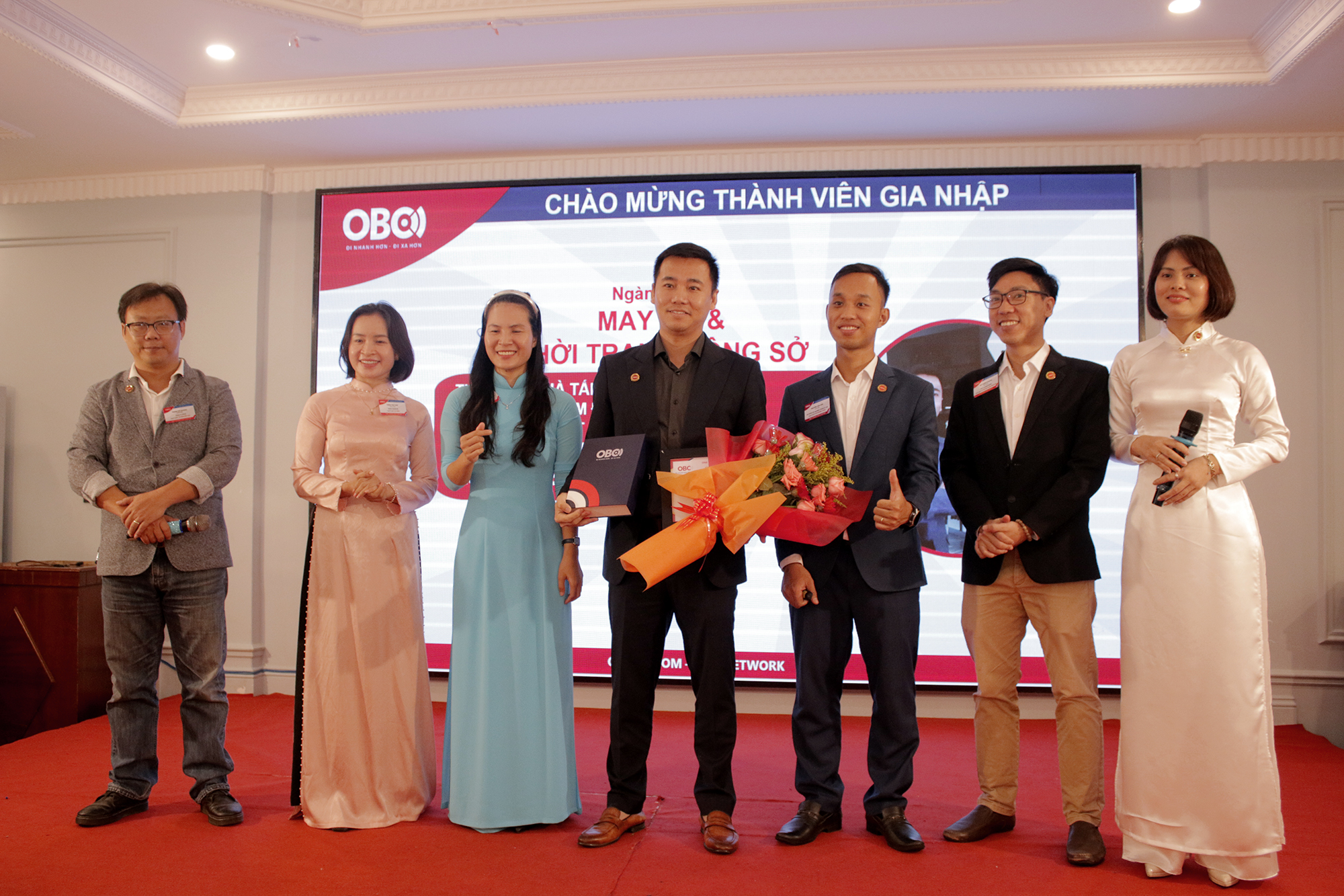 Đại diện OBC Việt Nam trao chứng nhận cho thành viên mới.