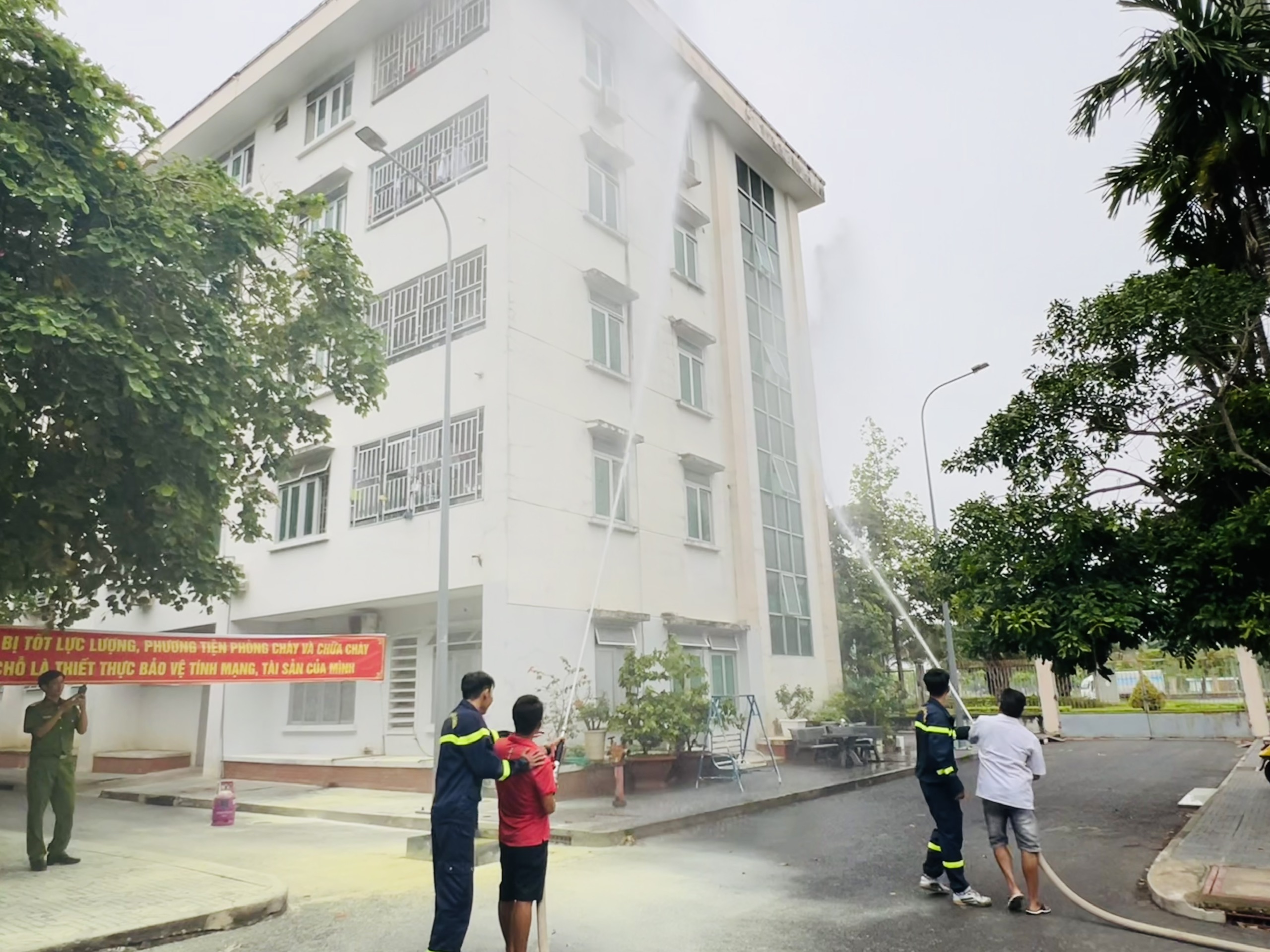 Cư dân trải nghiệm sử dụng vòi chữa cháy dành cho nhà cao tầng.