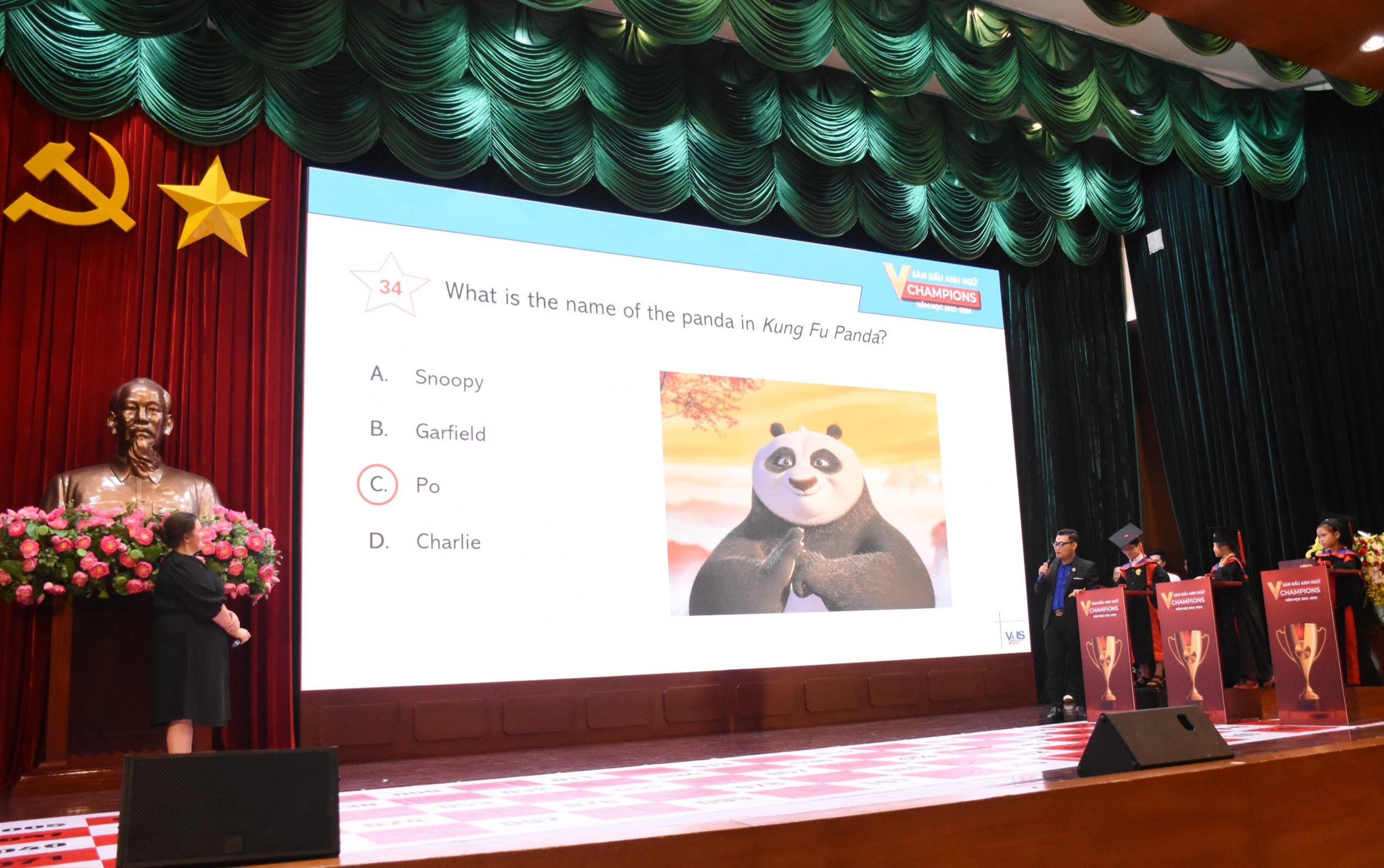 Thí sinh bấm chuông giành quyền trả lời tại vòng chung kết Sàn đấu Anh ngữ V-Champions.