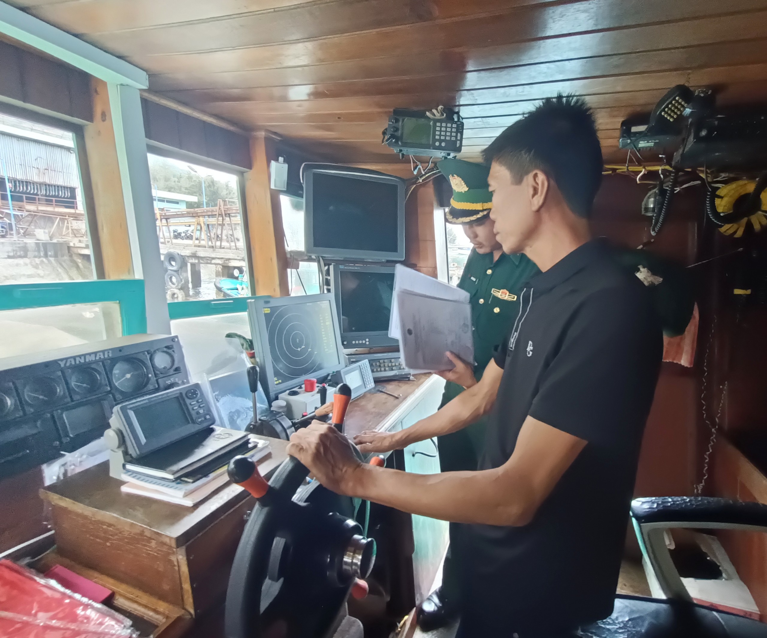 Lực lượng Đồn Biên phòng Côn Đảo kiểm tra các loại giấy tờ, máy giám sát hành trình tàu cá cập bến Cảng Bến Đầm (huyện Côn Đảo).