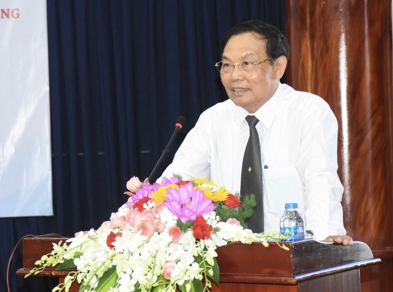Tiến sĩ Trương Thành Công, Chủ tịch Hội Liên hiệp Khoa học - Kỹ thuật tỉnh báo cáo đề dẫn tại hội thảo