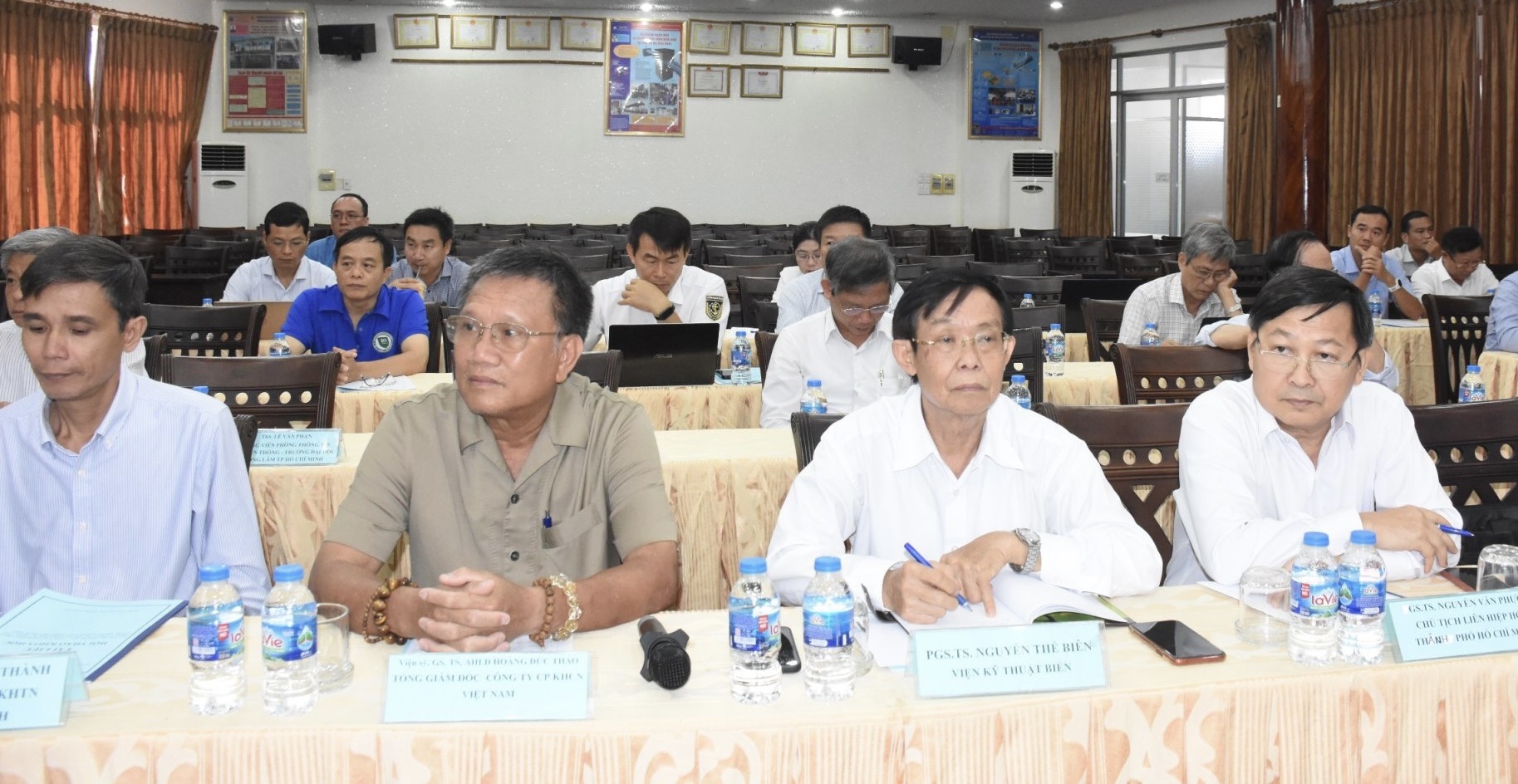 Các đại biểu tham dự hội thảo