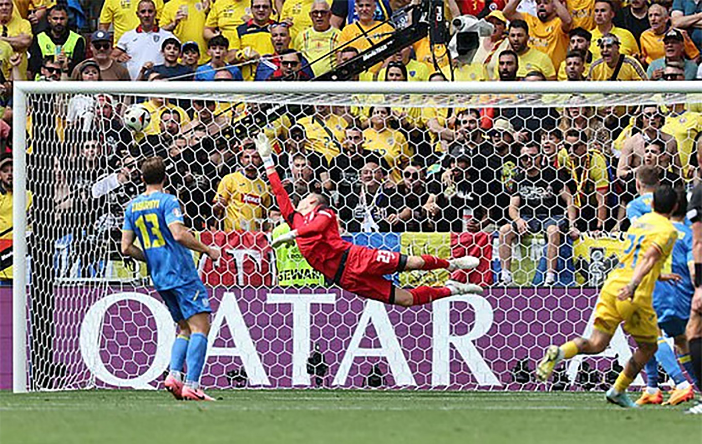 Stanciu lập siêu phẩm mở tỷ số cho Romania từ sai lầm của thủ môn Andriy Lunin.