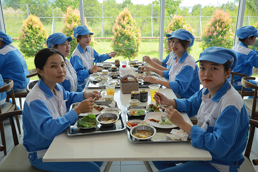 NLĐ Doanh nghiệp chế xuất Nitori (KCN Phú Mỹ 3, TX.Phú Mỹ) dùng bữa ăn giữa ca.