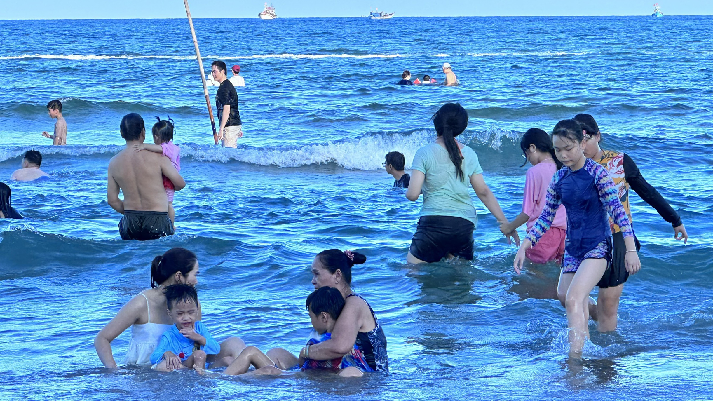 Khi có hiện tượng dông sét, người dân không nên tắm biển hoặc tham gia các hoạt động ngoài trời.  Trong ảnh: Người dân, du khách tắm biển tại Bãi Sau (TP.Vũng Tàu).