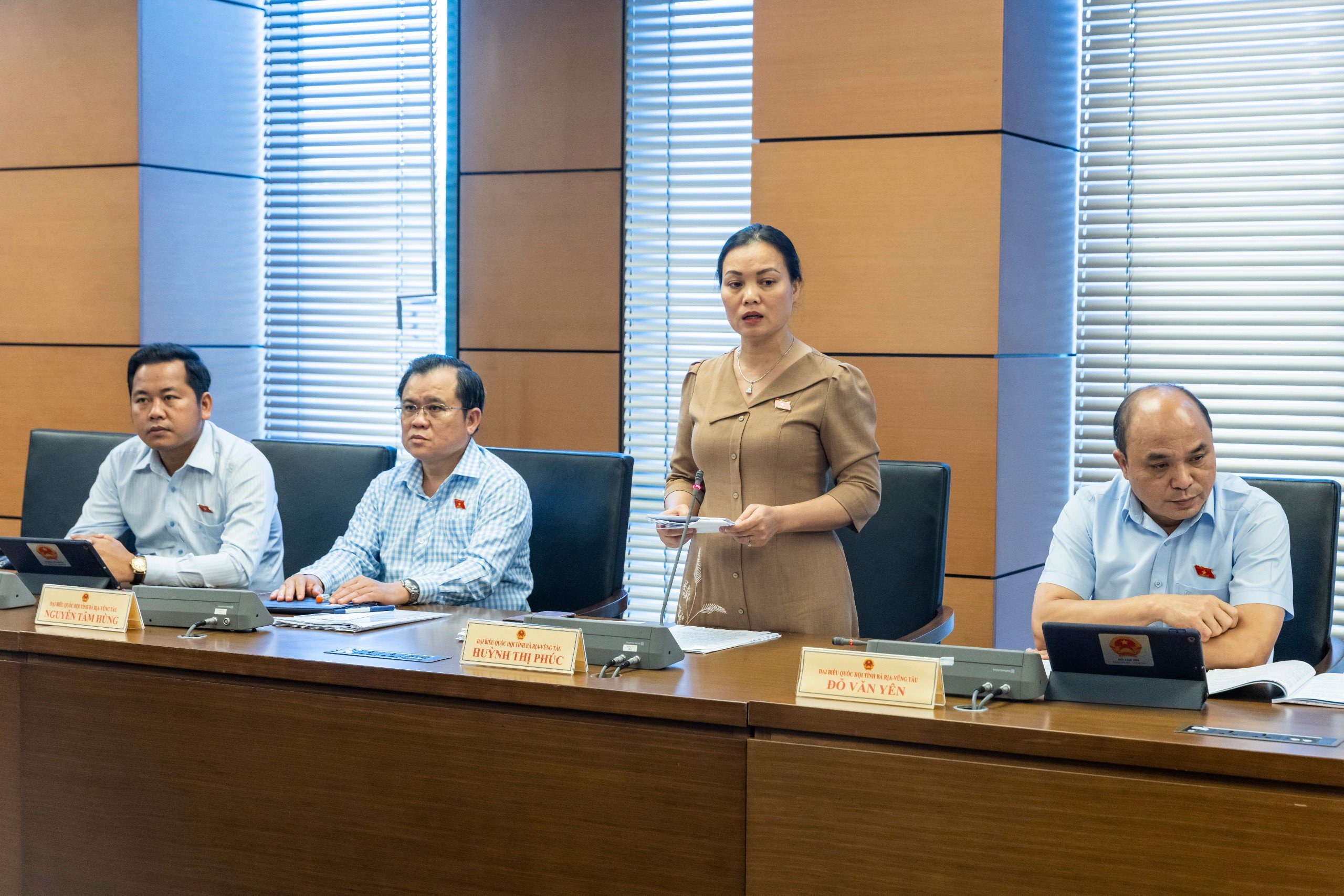 Đại biểu Huỳnh Thị Phúc, Đoàn ĐBQH Bà Rịa-Vũng Tàu phát biểu thảo luận tổ.