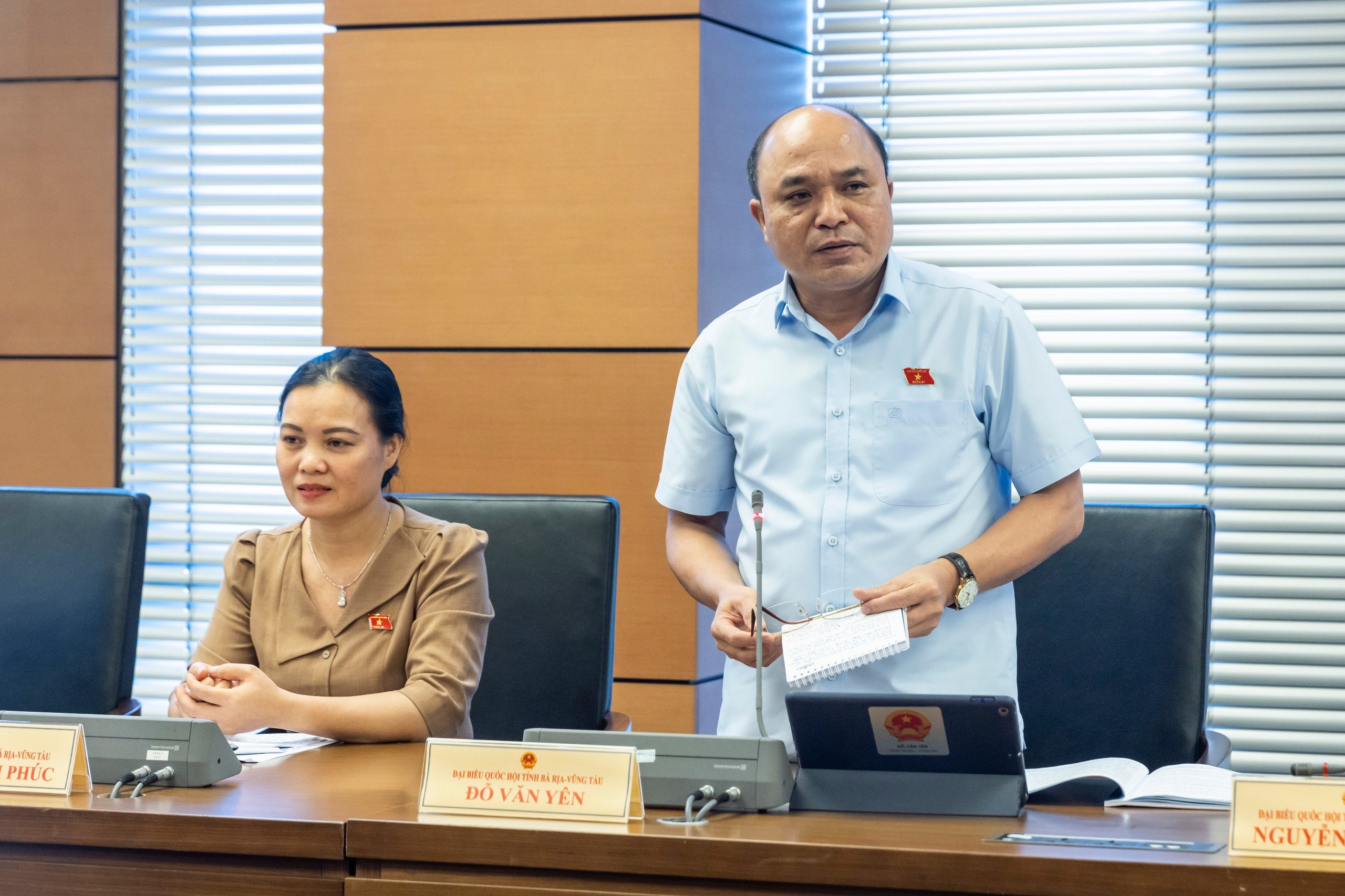 Đại biểu Đỗ Văn Yên,  Chuẩn đô đốc, Phó chính ủy Quân chủng Hải quân phát biểu thảo luận tổ.