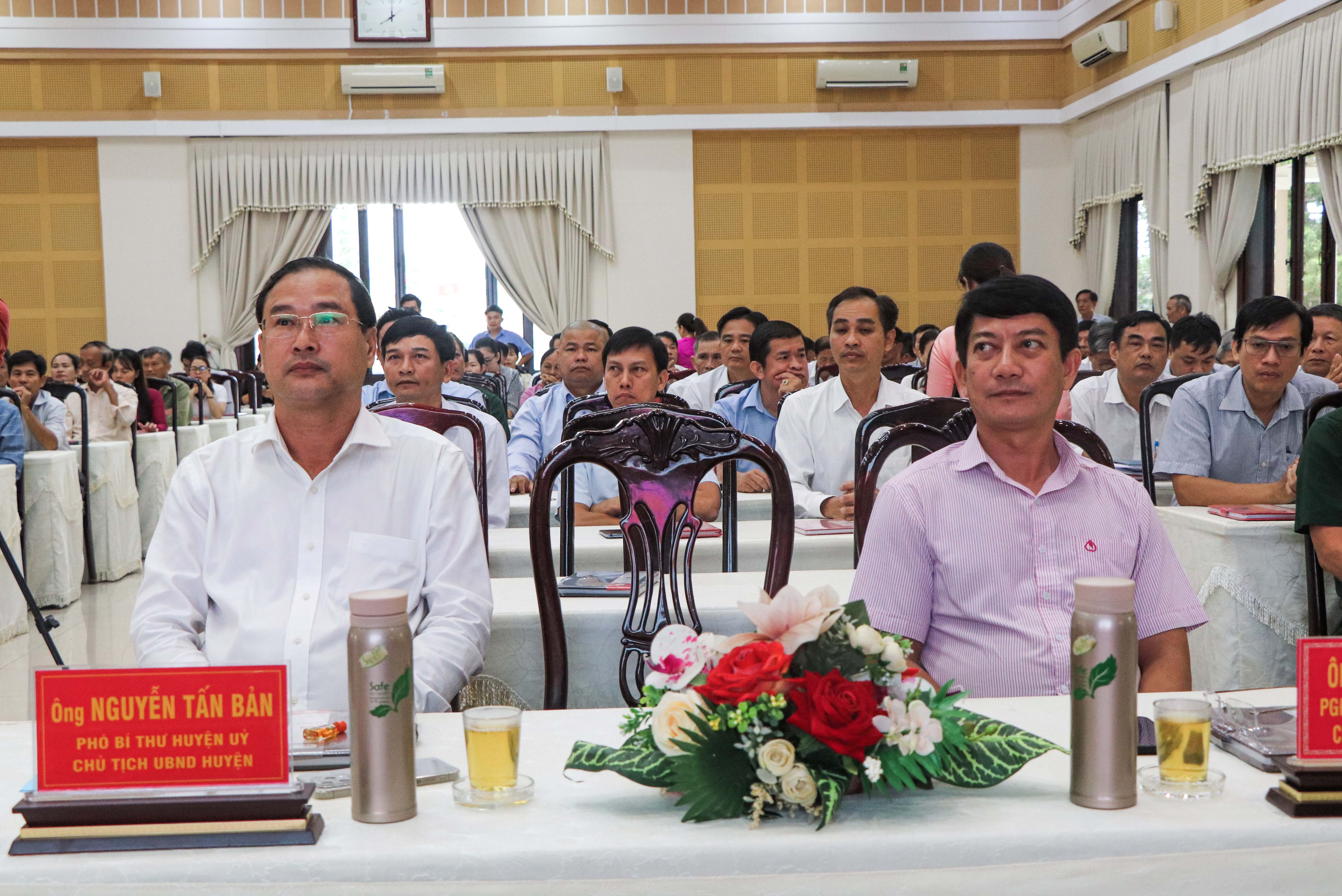 Các đại biểu dự lễ phát động gửi tiết kiệm chung tay vì người nghèo năm 2024 tại huyện Châu Đức.