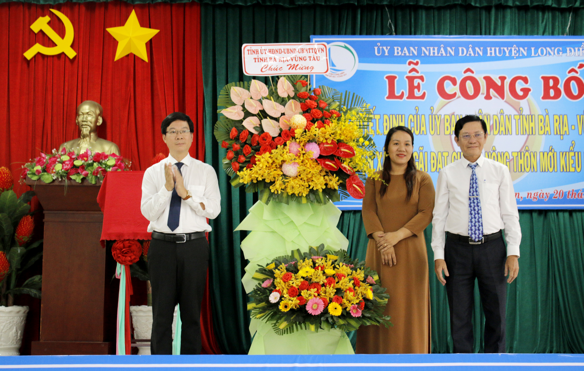 Ông Nguyễn Văn Quý, Phó Chánh văn phòng điều phối xây dựng nông thôn mới tỉnh tặng lẵng hoa của Tỉnh ủy, HĐND, UBND, UBMTTQ Việt Nam tỉnh chúc mừng chính quyền, nhân dân xã An Ngãi được công nhận xã đạt chuẩn NTM kiểu mẫu.