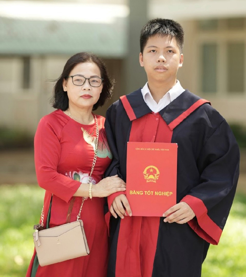 Em Bùi Tiến Đạt và mẹ.