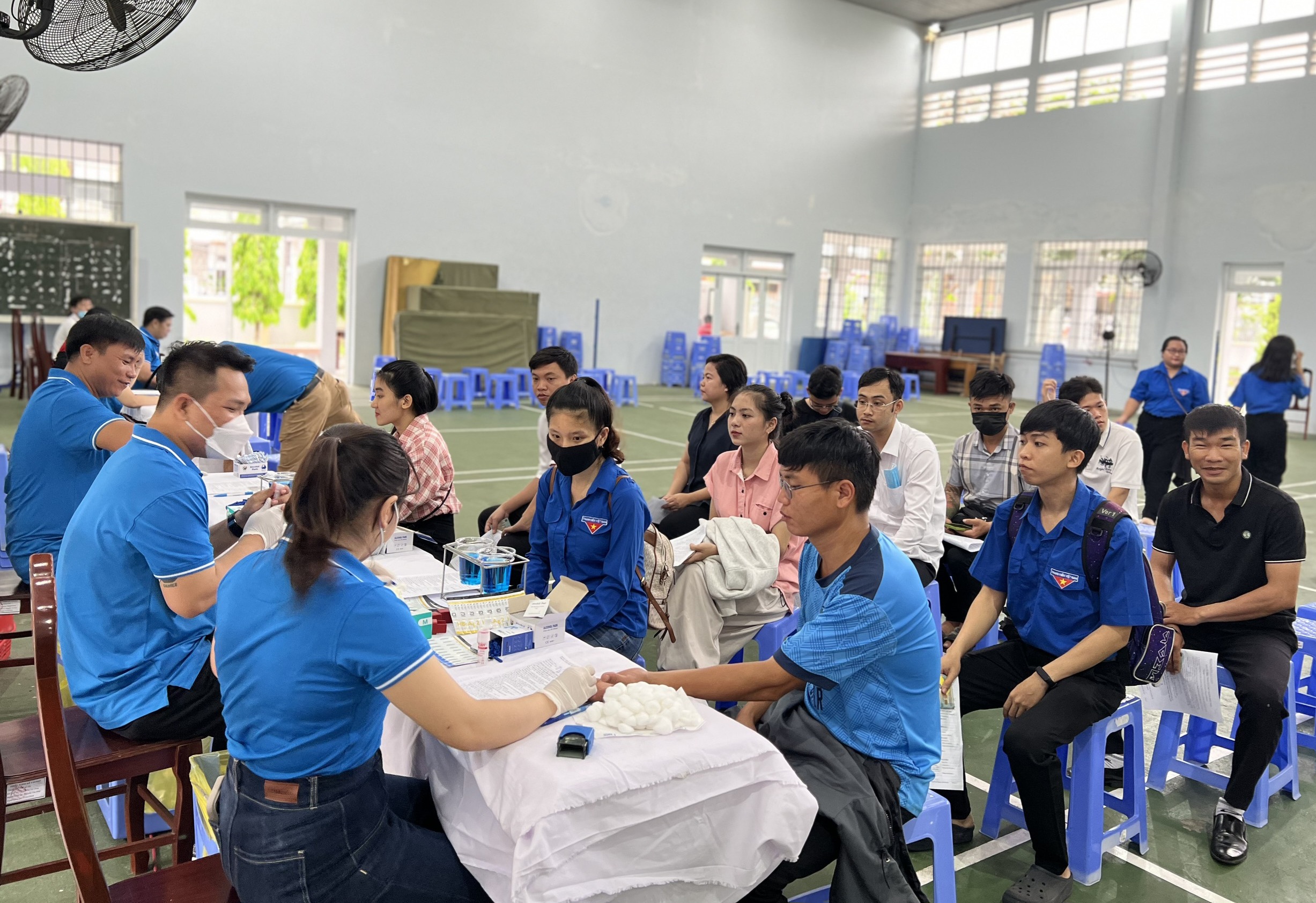 Tình nguyện viên được khám sàng lọc trước khi hiến máu.