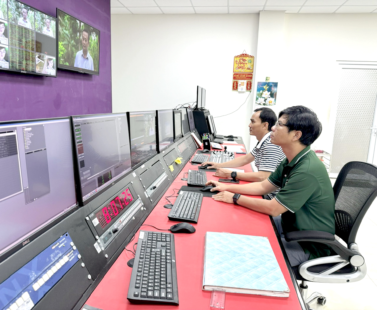 Kỹ sư Phòng chương trình giải trí của BRT đang thực hiện truyền dẫn phát sóng các chương trình của đài.