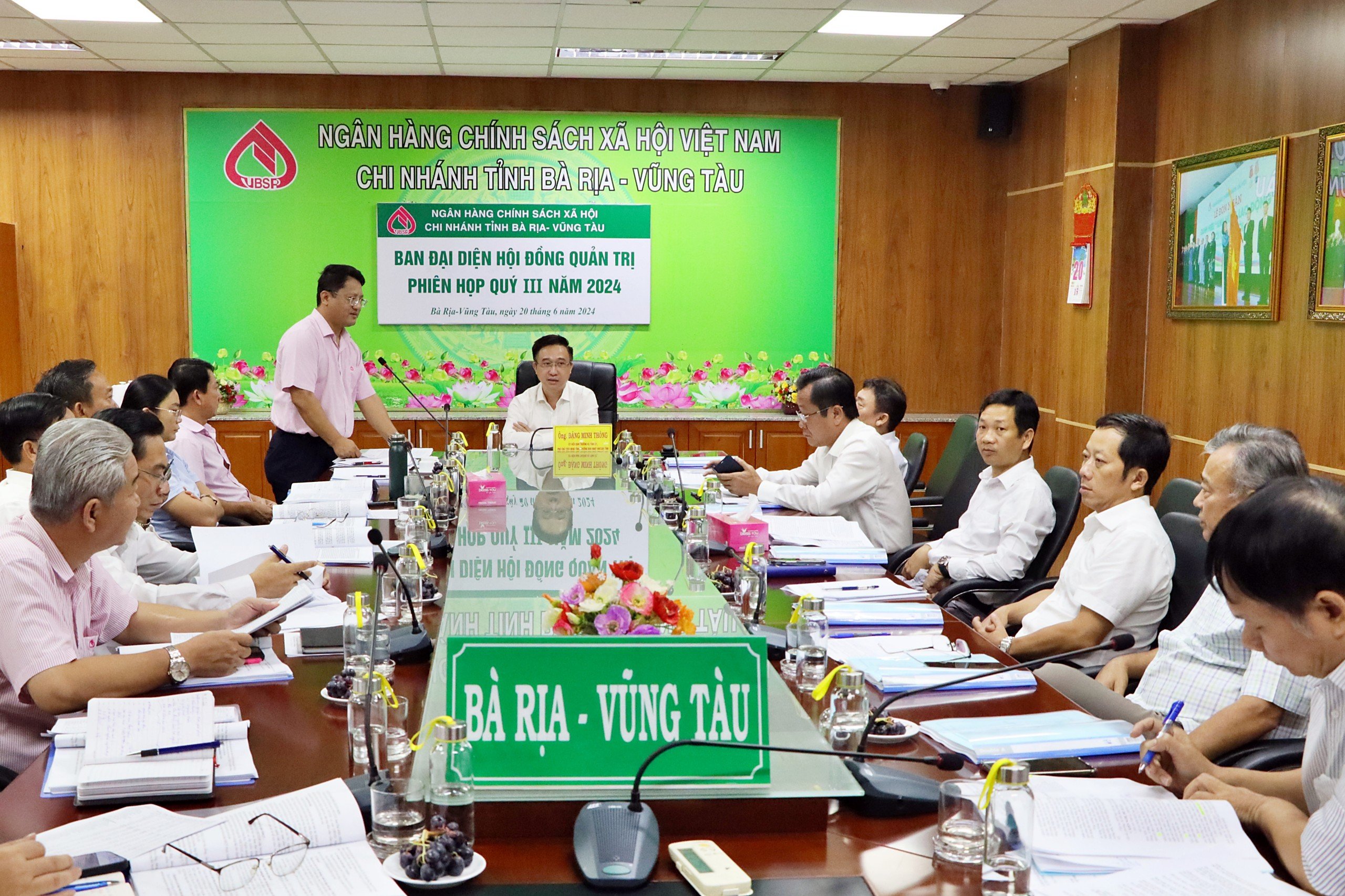 Ông Võ Văn Hoàng, Phó Giám đốc phụ trách NHCSXH tỉnh báo cáo tại cuộc họp về tình hình 5 tháng đầu năm 2024.