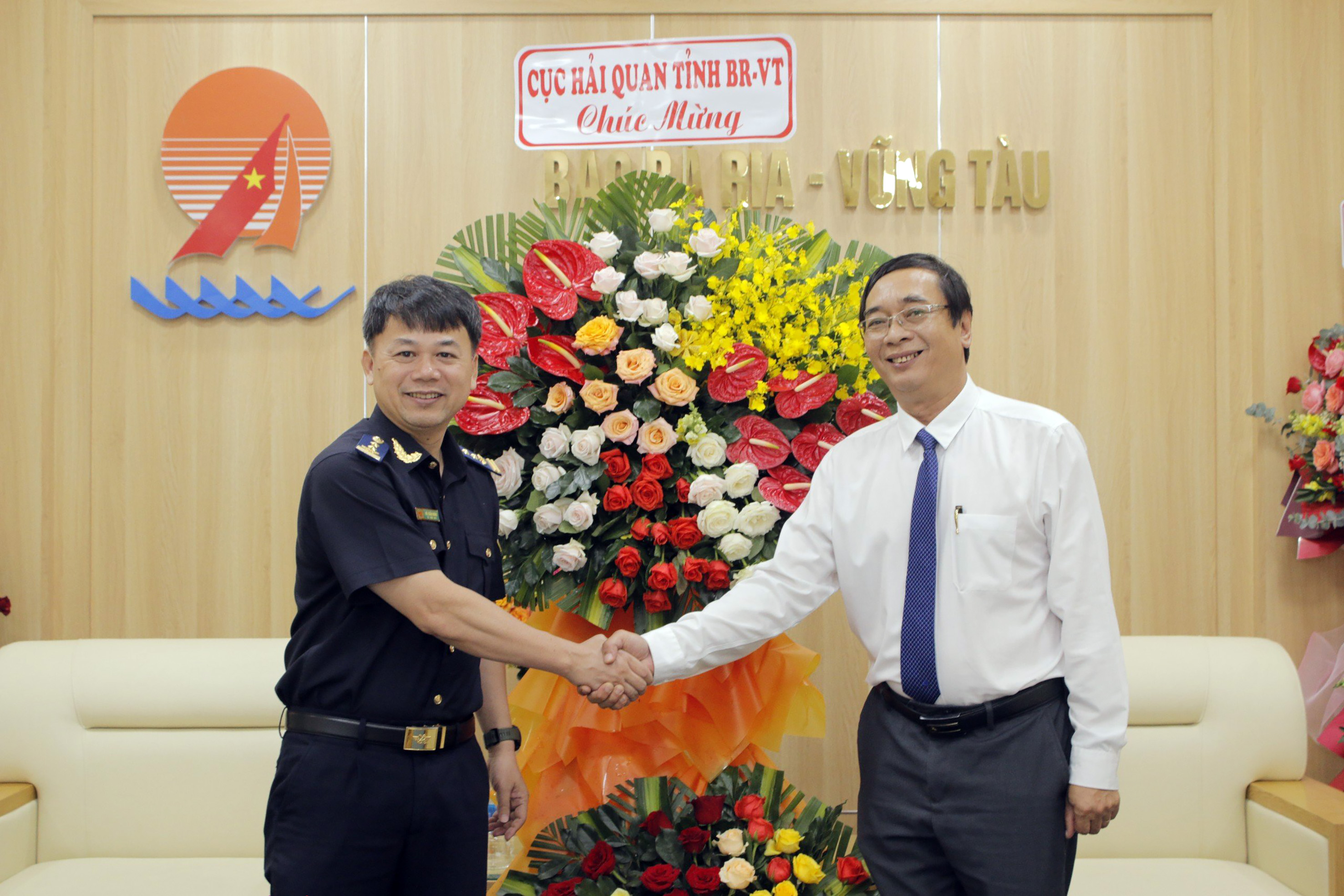 Lãnh đạo Cục Hải quan tỉnh thăm, chúc mừng Báo Bà Rịa-Vũng Tàu.