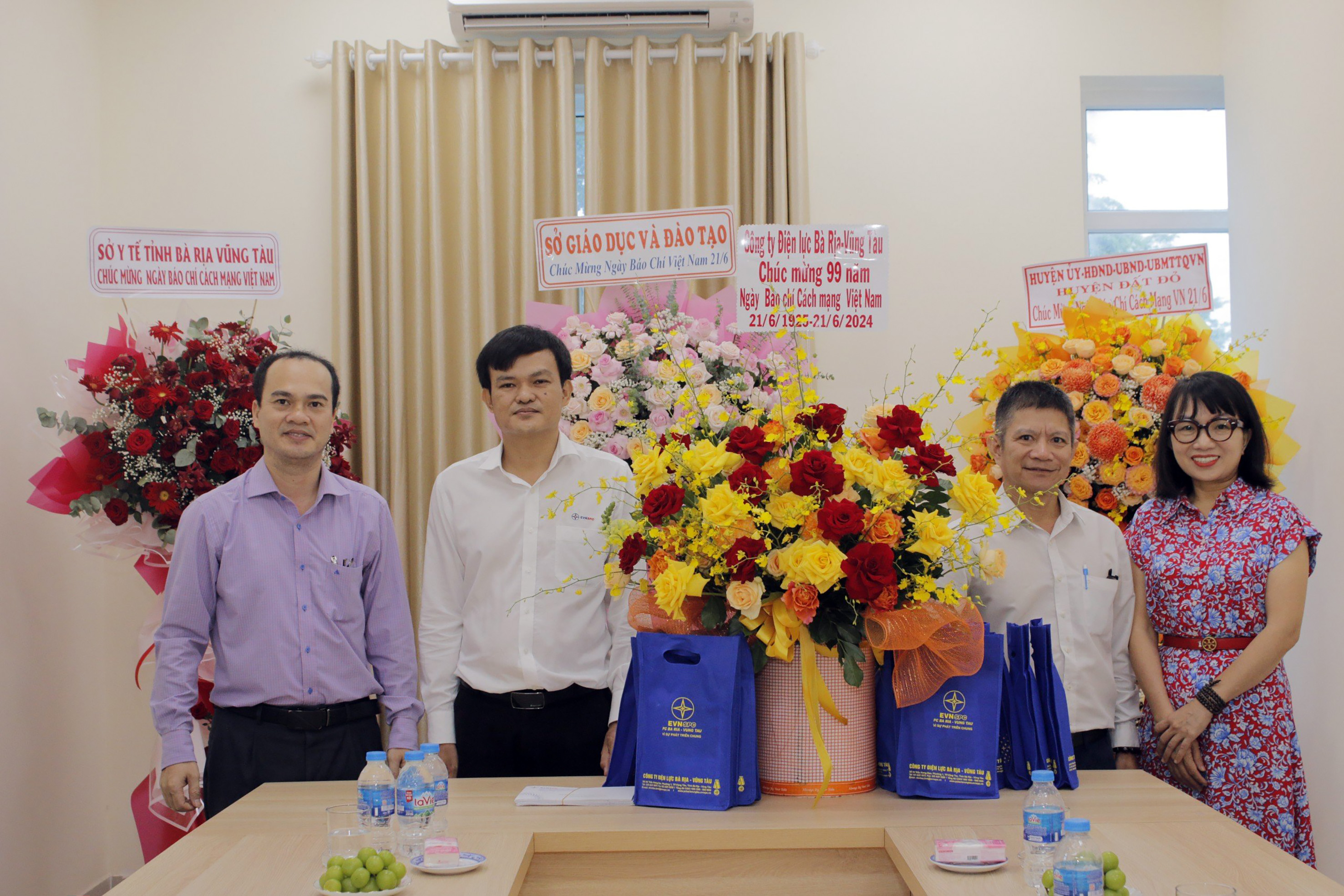 Lãnh đạo Công ty Điện lực Bà Rịa-Vũng Tàu thăm, chúc mừng Báo Bà Rịa-Vũng Tàu.