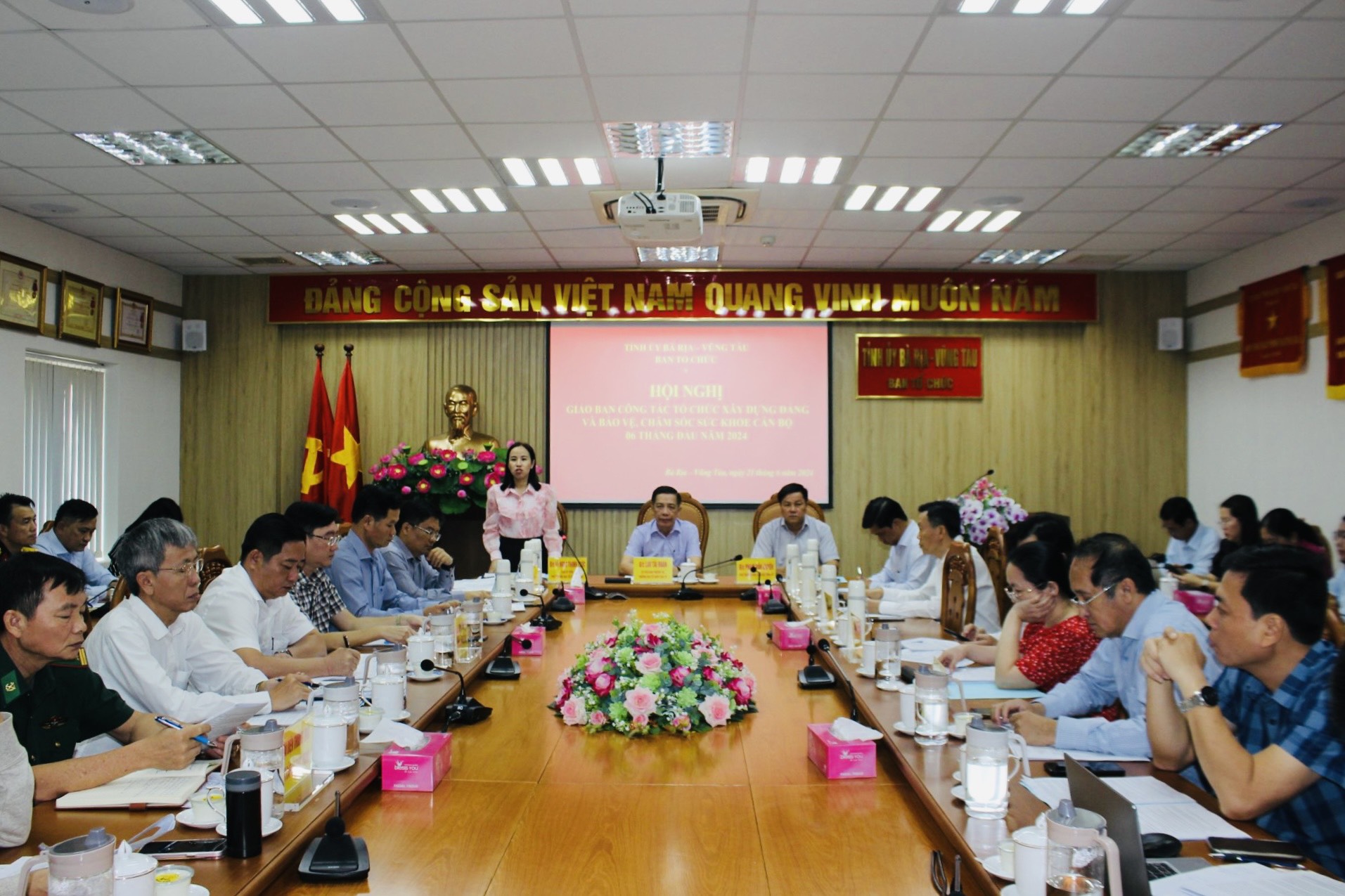 Ông Lưu Tài Đoàn, Ủy viên Ban Thường vụ, Trưởng Ban Tổ chức Tỉnh ủy; bà Võ Ngọc Thanh Trúc, Phó Trưởng Ban Thường trực Ban Tổ chức Tỉnh ủy; ông Phạm Văn Quyền, Phó trưởng Ban Tổ chức Tỉnh ủy chủ trì hội nghị.