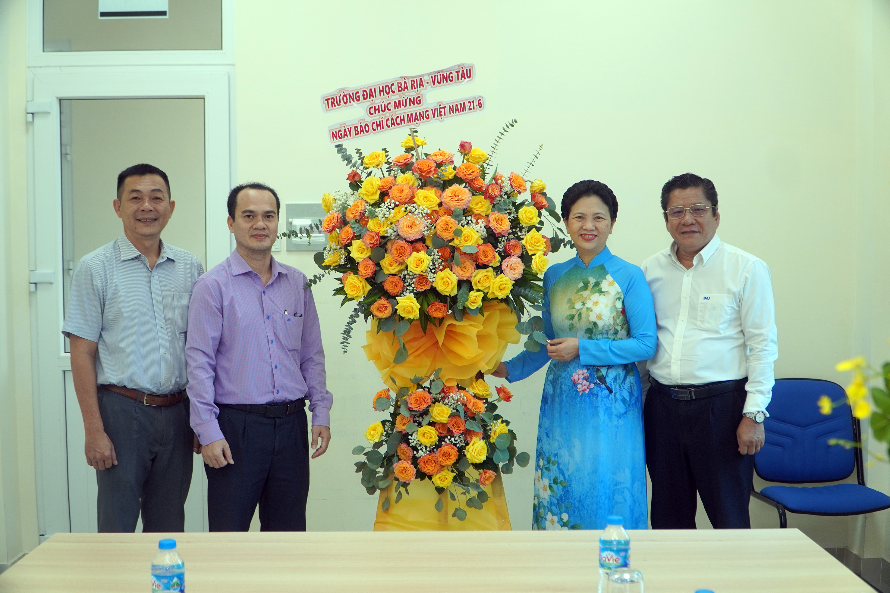 Lãnh đạo Trường ĐH Bà Rịa-Vũng Tàu thăm, chúc mừng Báo Bà Rịa-Vũng Tàu.