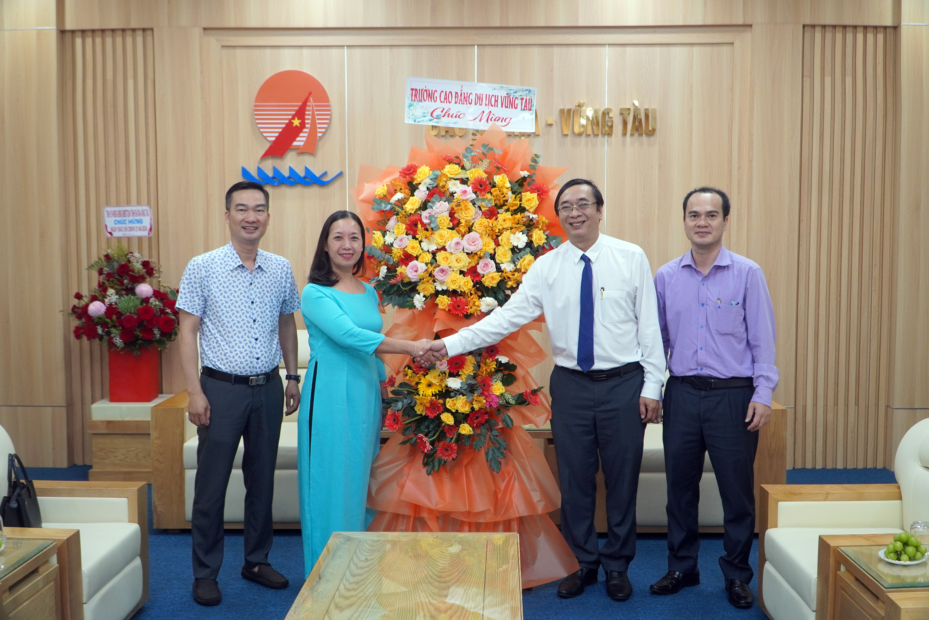 Lãnh đạo Trường CĐ Du lịch tỉnh thăm, chúc mừng Báo Bà Rịa-Vũng Tàu.