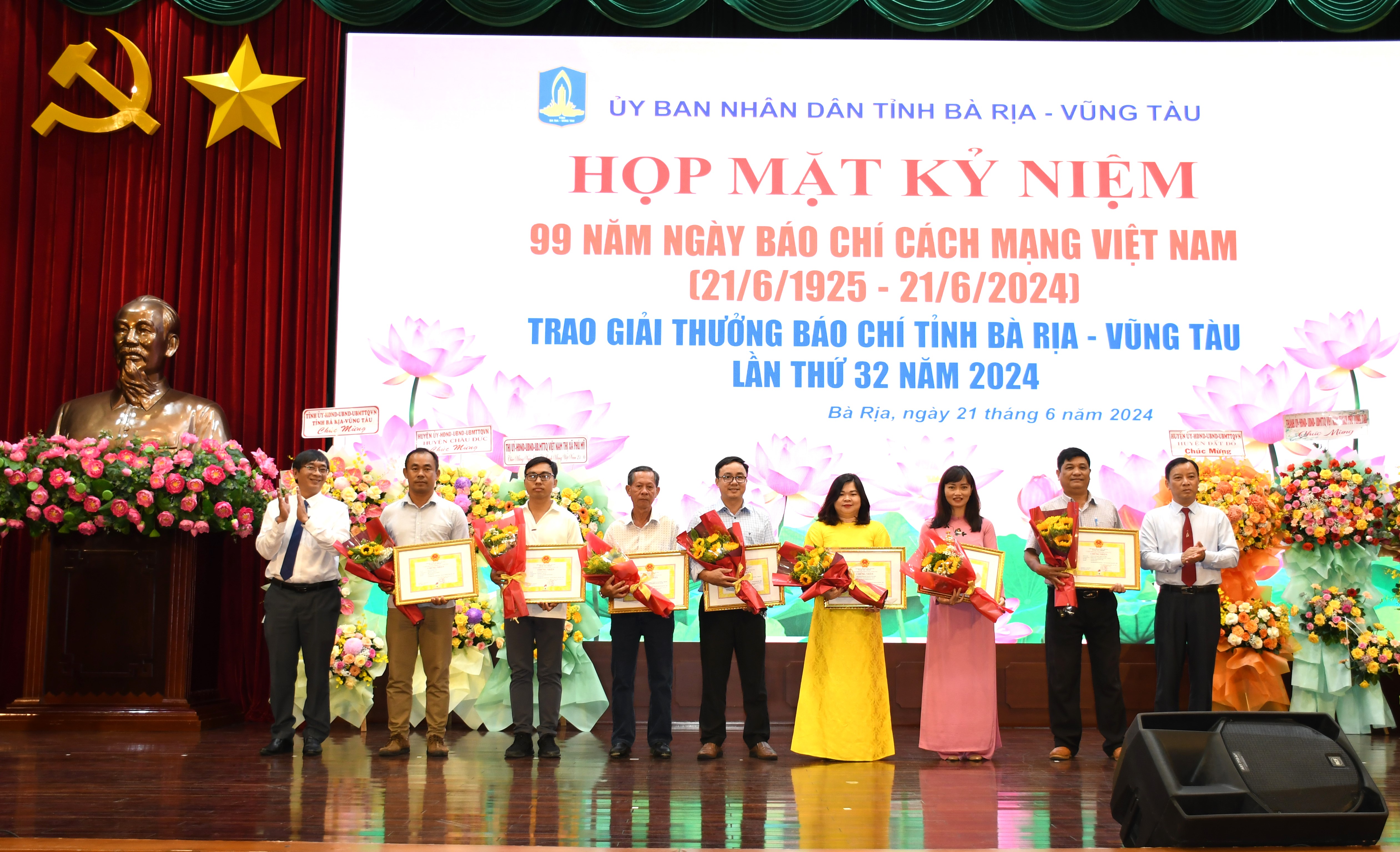 Ông Trương Đức Nghĩa (bìa trái), Tổng Biên tập Báo Bà Rịa -Vũng Tàu và ông Trưỡng Hữu Chiến, Phó giám đốc Sở TT-TT trao giải Khuyến khích cho các tác giả, nhóm tác giải đạt Giải báo chí tỉnh lần thứu 32.
