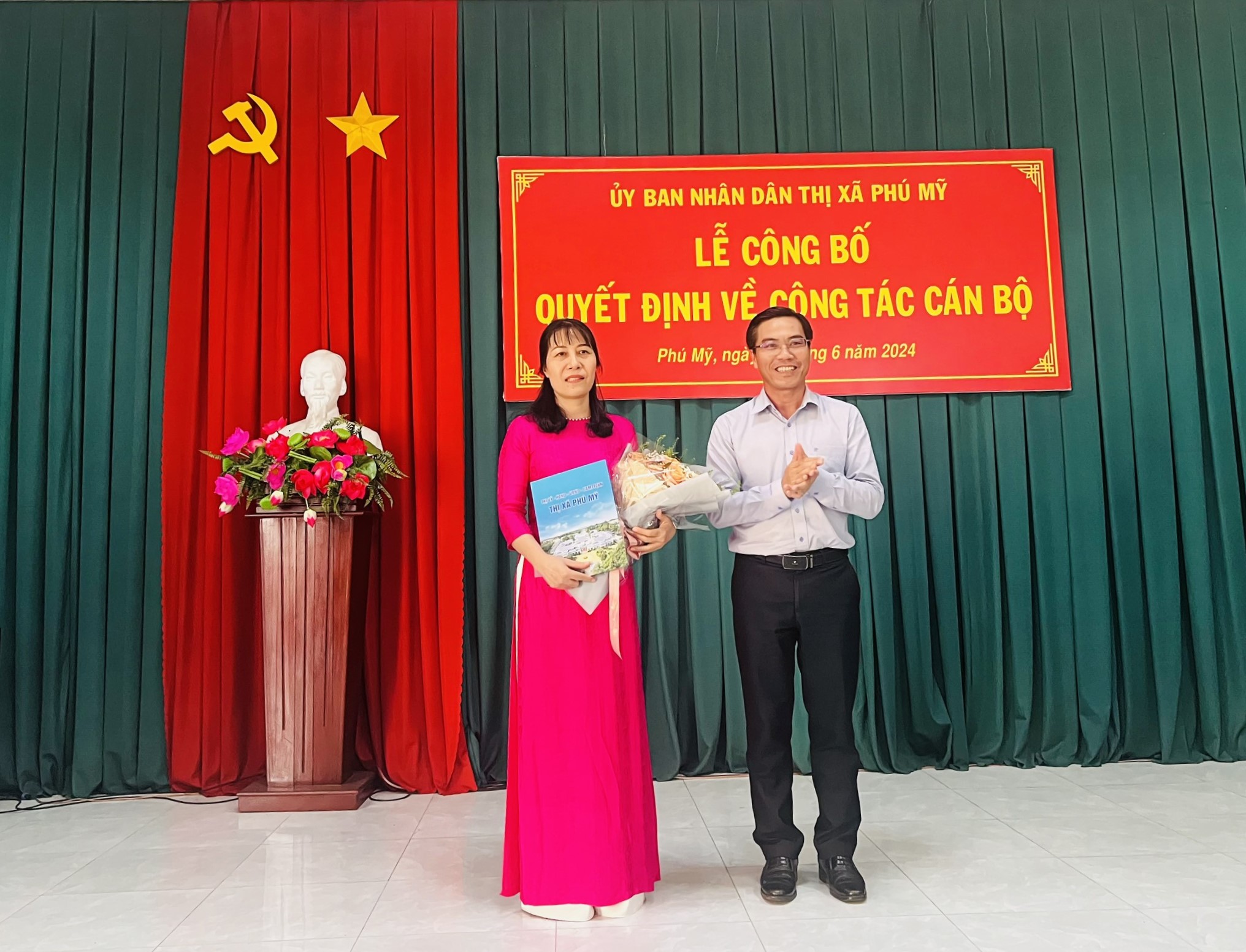 Ông Nguyễn Thành Nam, Phó Chủ tịch UBND thị xã trao Quyết định của Chủ tịch UBND TX.Phú Mỹ về việc tiếp nhận và bổ nhiệm công chức lãnh đạo cho bà Nguyễn Thị Biển.