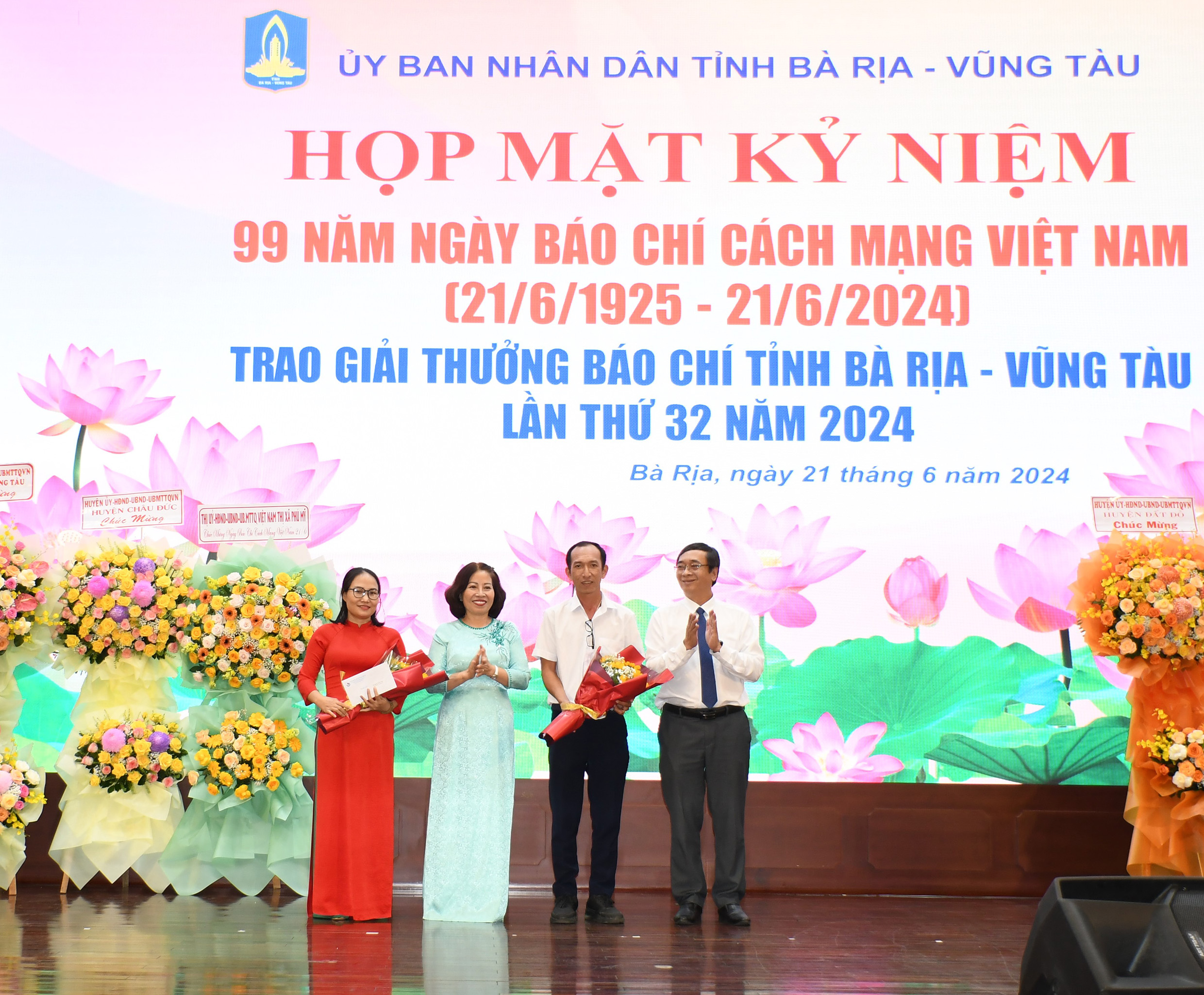 Nhà báo Trương Đức Nghĩa, Tổng Biên tập Báo Bà Rịa -Vũng Tàu và Nhà báo Huỳnh Thị Liên, Phó Giám đốc Đài PT-TH trao thẻ hội viên cho các nhà báo.