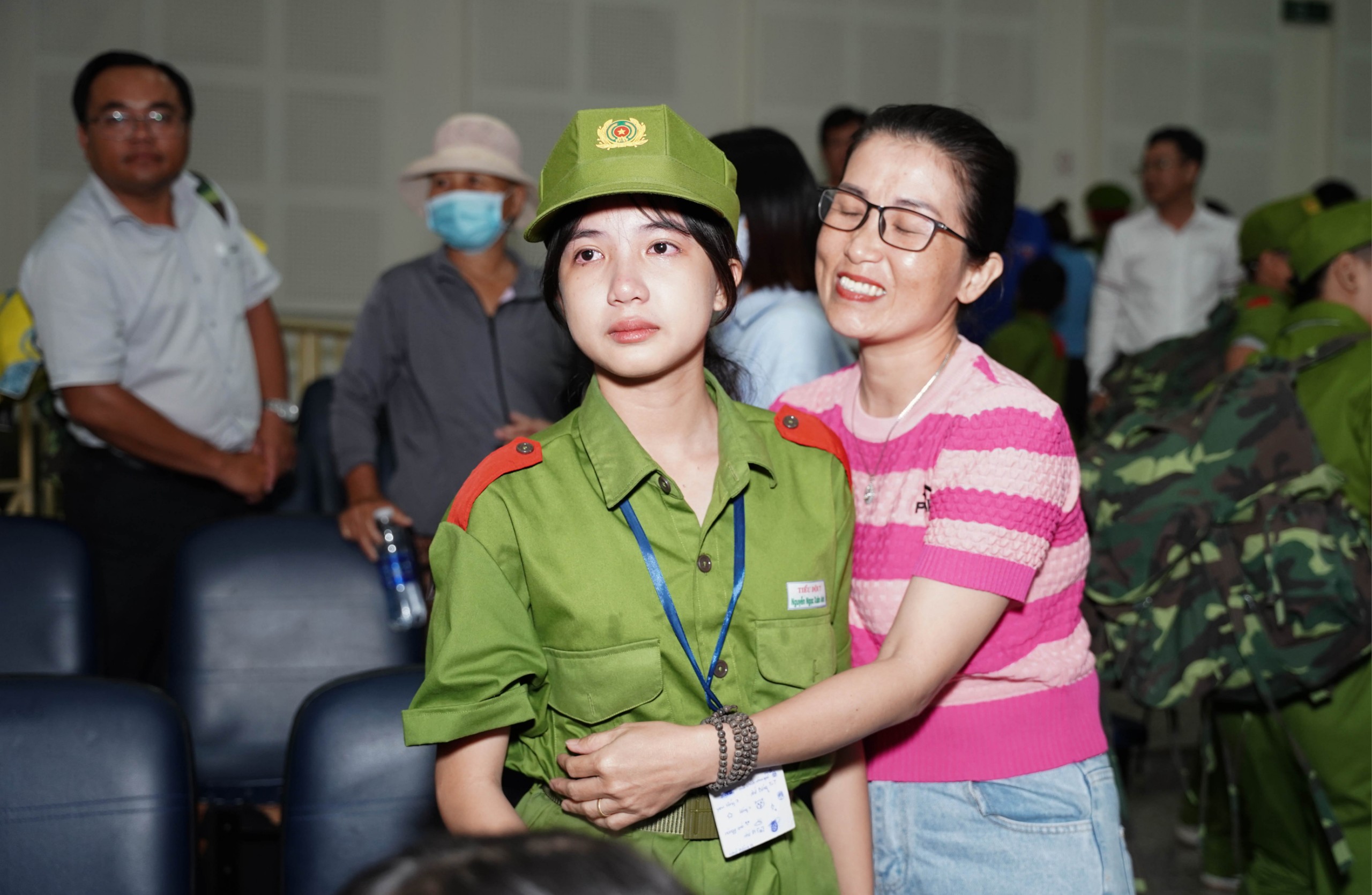 Giây phút xúc động của chiến sĩ nhí và phụ huynh tại lễ bế mạc chương trình trải nghiệm Học kỳ làm công an.