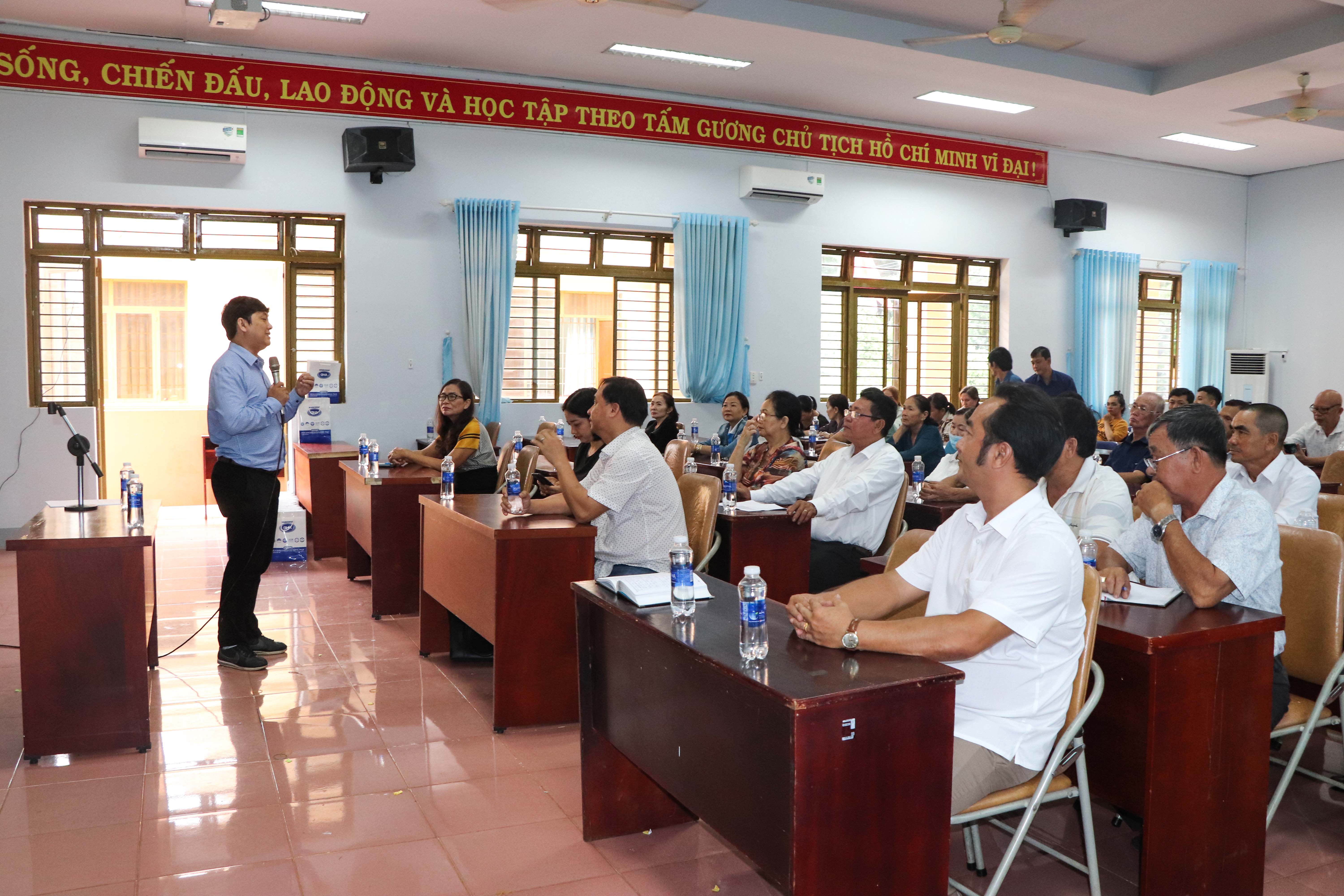 Tiến sĩ Lê Xuân Tiến trao đổi với nông dân Châu Đức về dự án sản xuất một số sản phẩm giá trị gia tăng từ cây hồ tiêu.